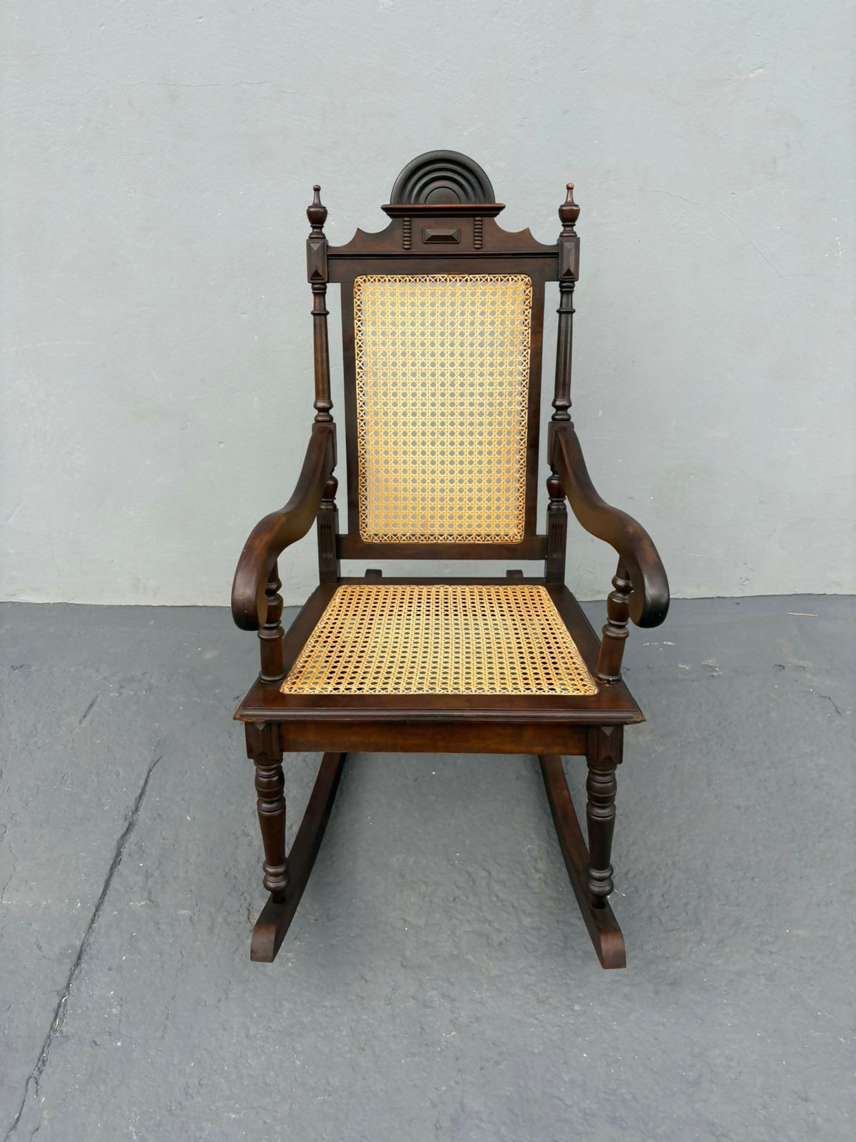 Cadeira de Balanço Vintage com Palhinha