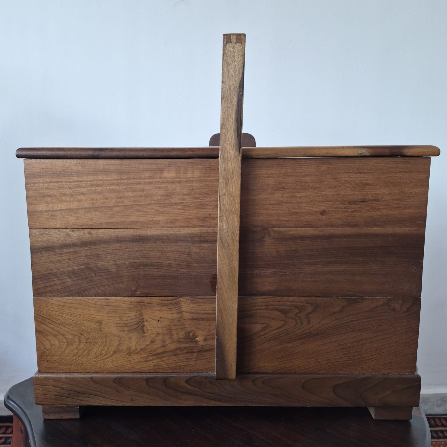 Caixa de costura vintage em madeira maciça, com lindo e delicado trabalho de marchetaria na parte superior. Estrutura em madeira maciça, com 3 níveis de gaveta.