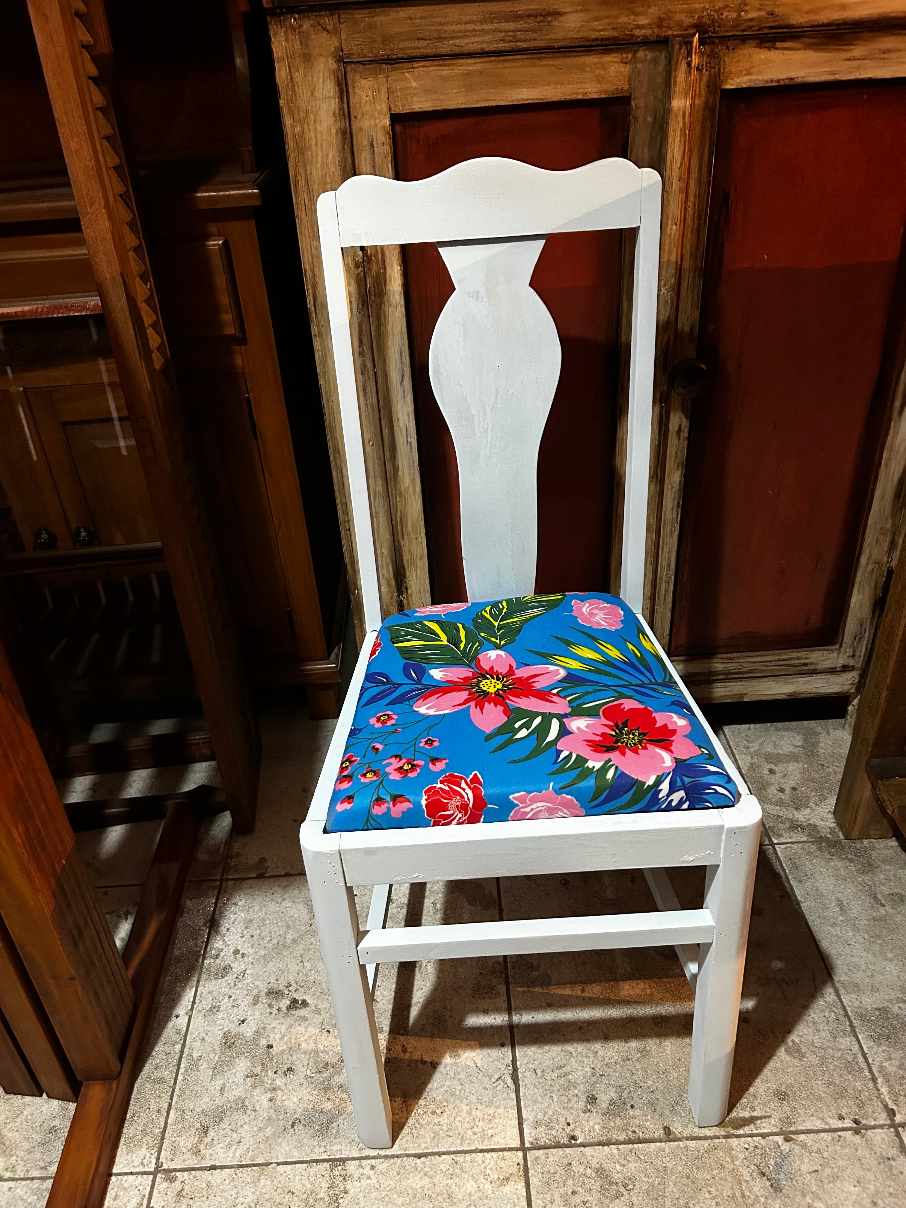 Cadeira antiga restaurada com pátina branca e estofado floral 