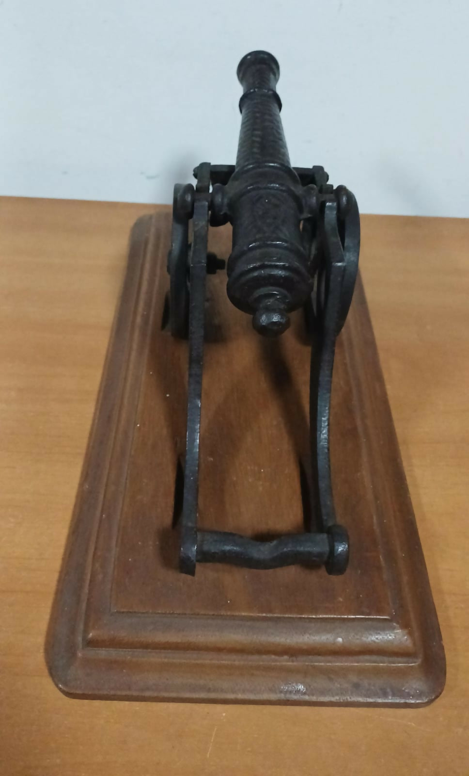 Canhão decorativo em Ferro Fundido em Base de Madeira