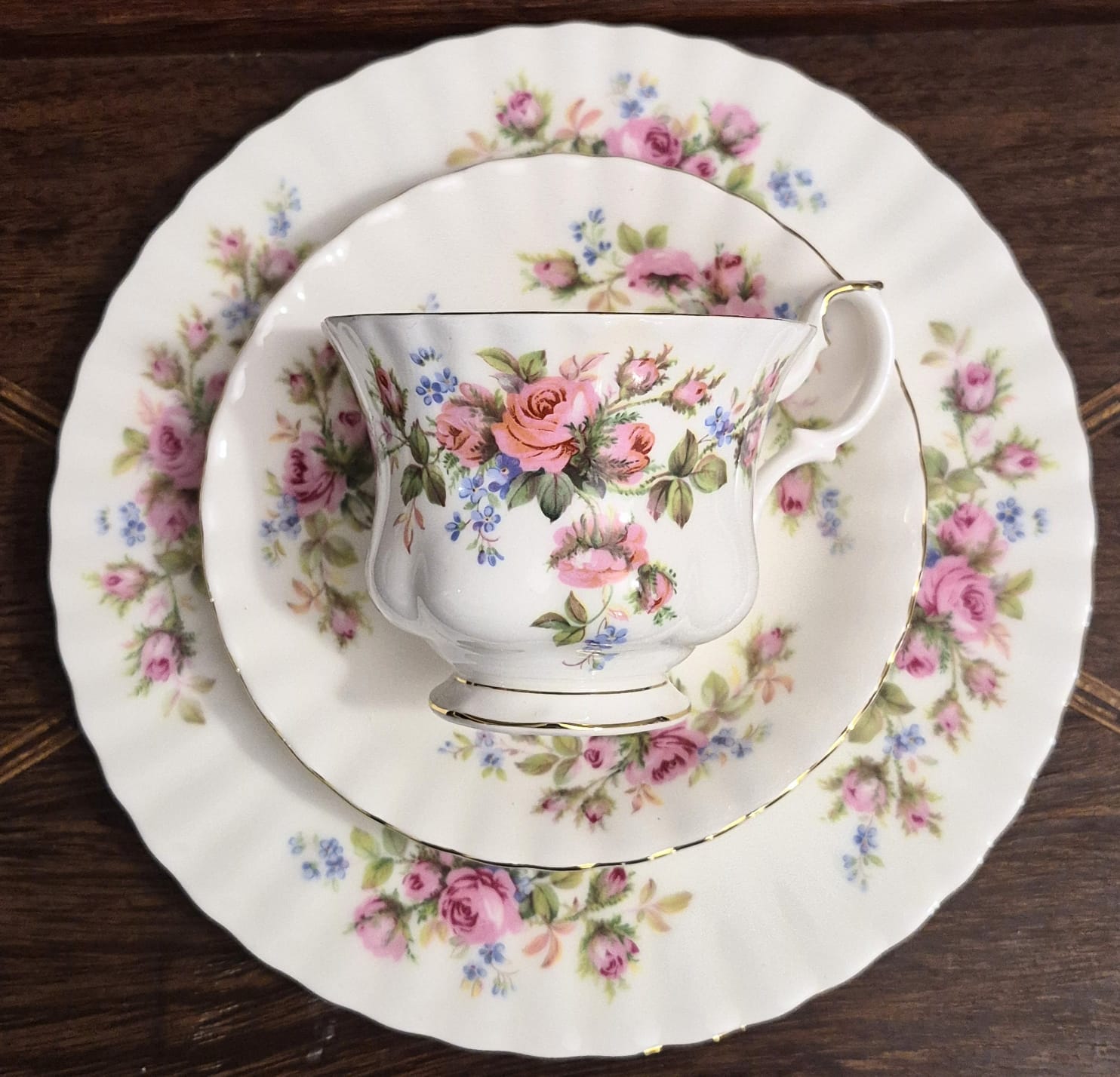 Trio de chá em porcelana Fine Bone China inglesa vintage Royal Albert,  modelo Moss Rose. Maravilhoso e impecável.