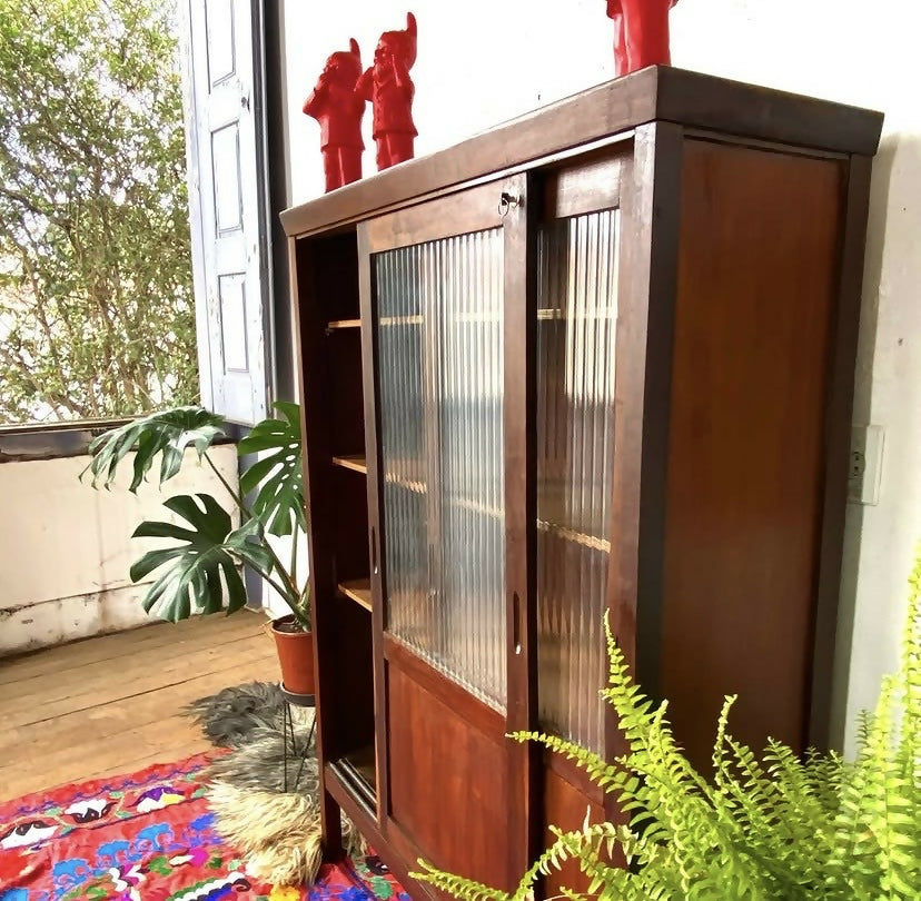 Livreiro vintage em Imbuia e vidro canelado