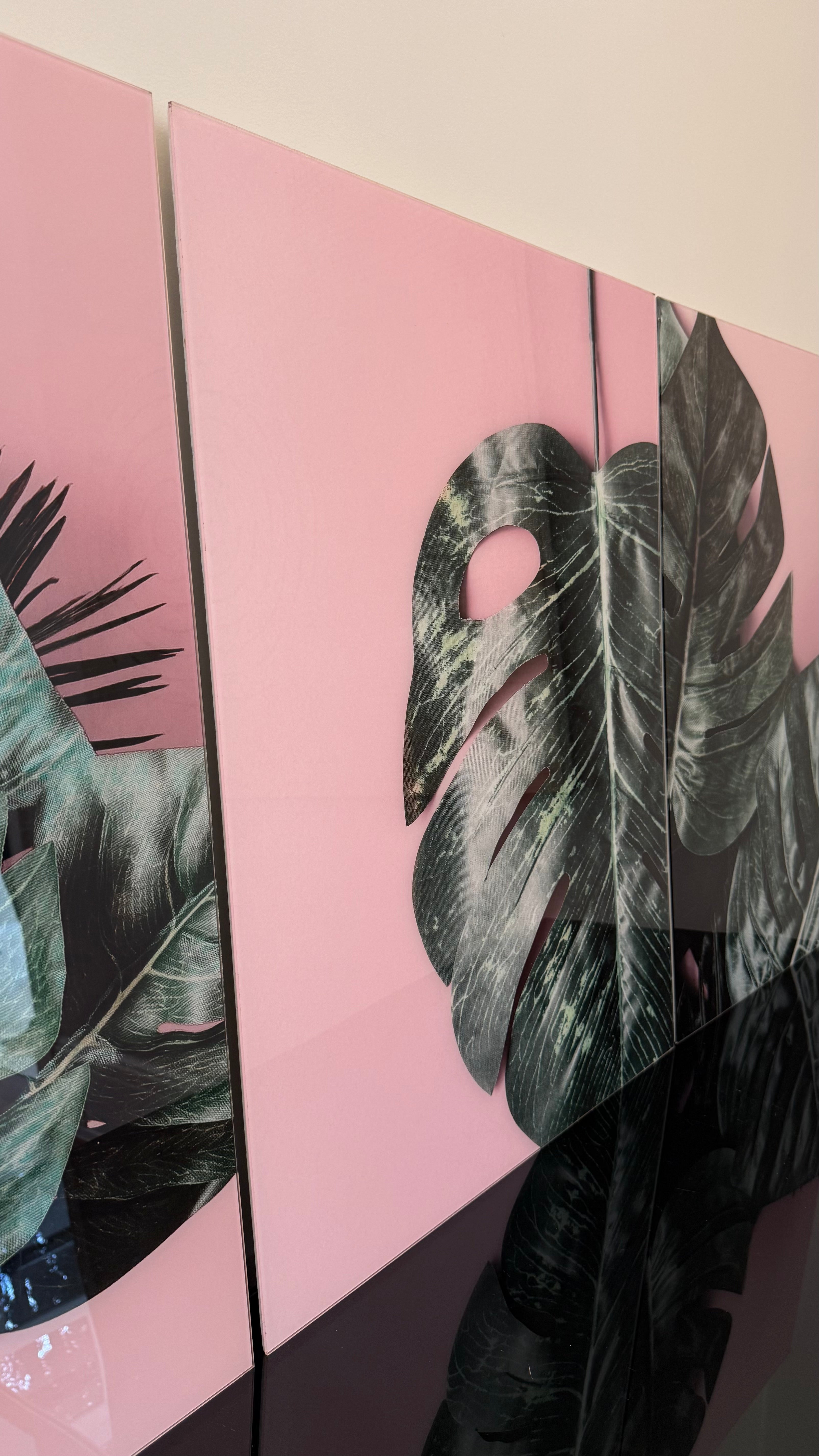Conjunto de 3 quadros em Metacrilato com estampa de folhagens tropicais e fundo rosa