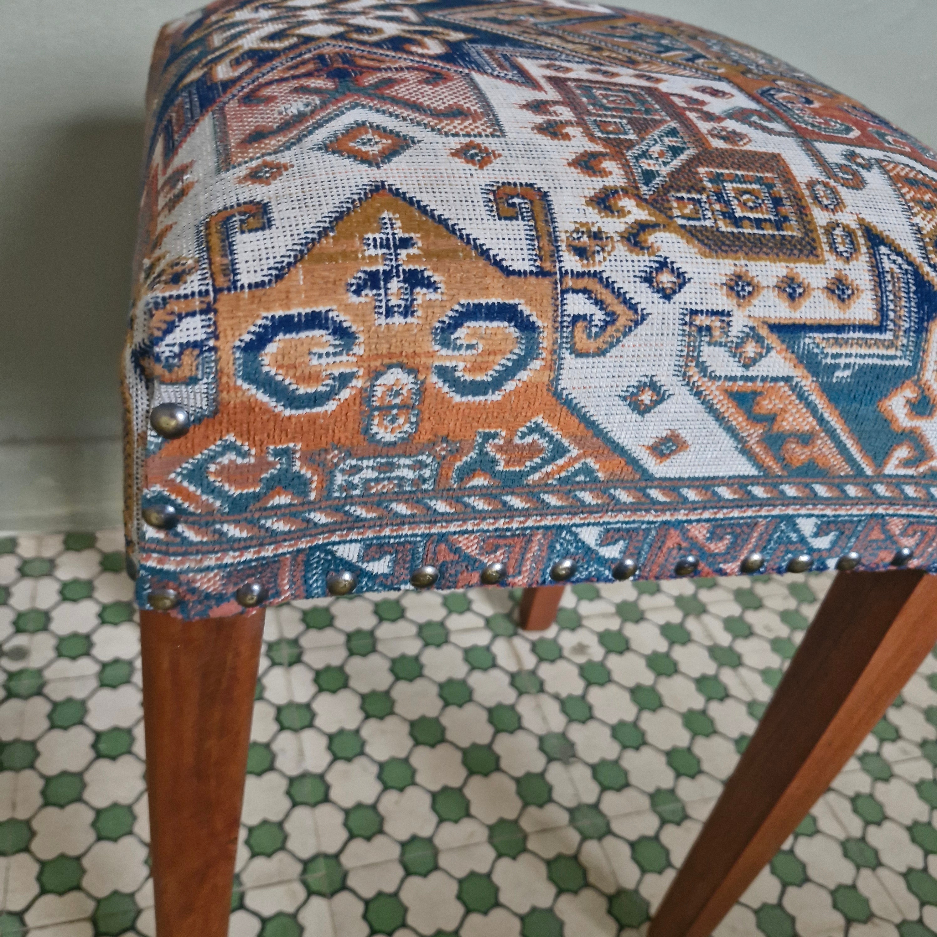 Banqueta estofada com Tapete Belga - restaurada 
