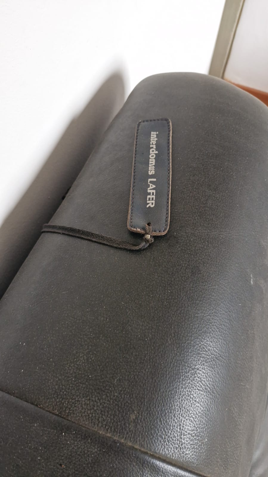 SOFÁ em couro legítmo,  2 lugares Interdomus Lafer , na cor preto, anos 80