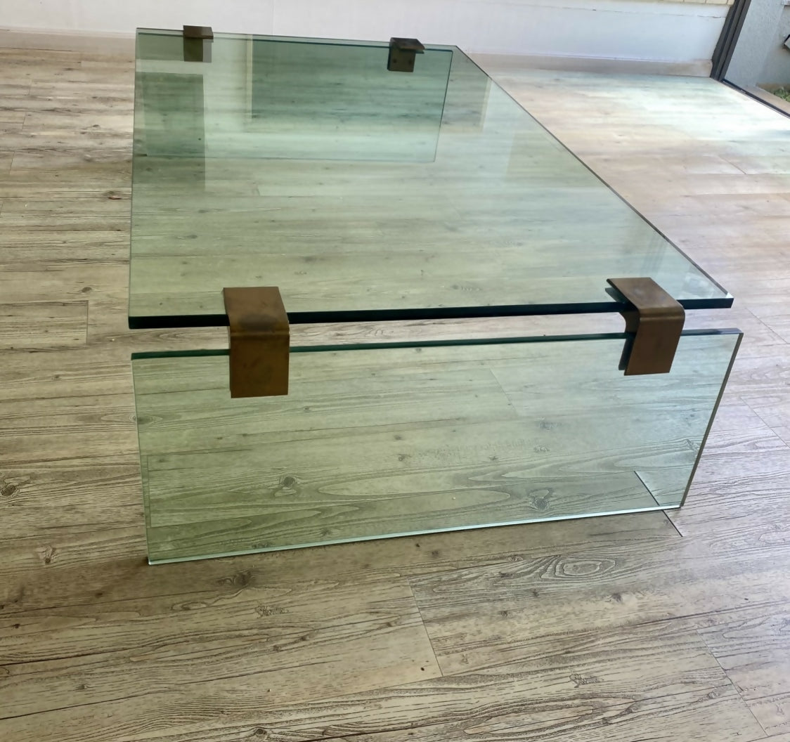 Mesa de Centro italiana década de 80s, em vidro e detalhe encaixe em latão. Impecável!