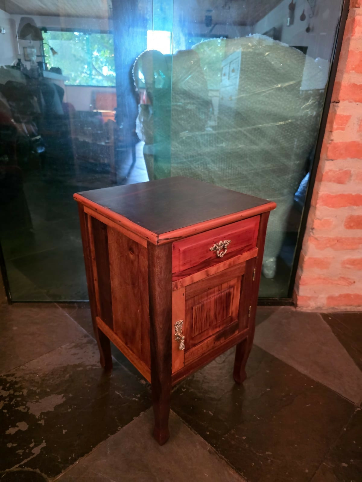 Mesinha de cabeceira década de 40 em imbuia maciço restaurado.