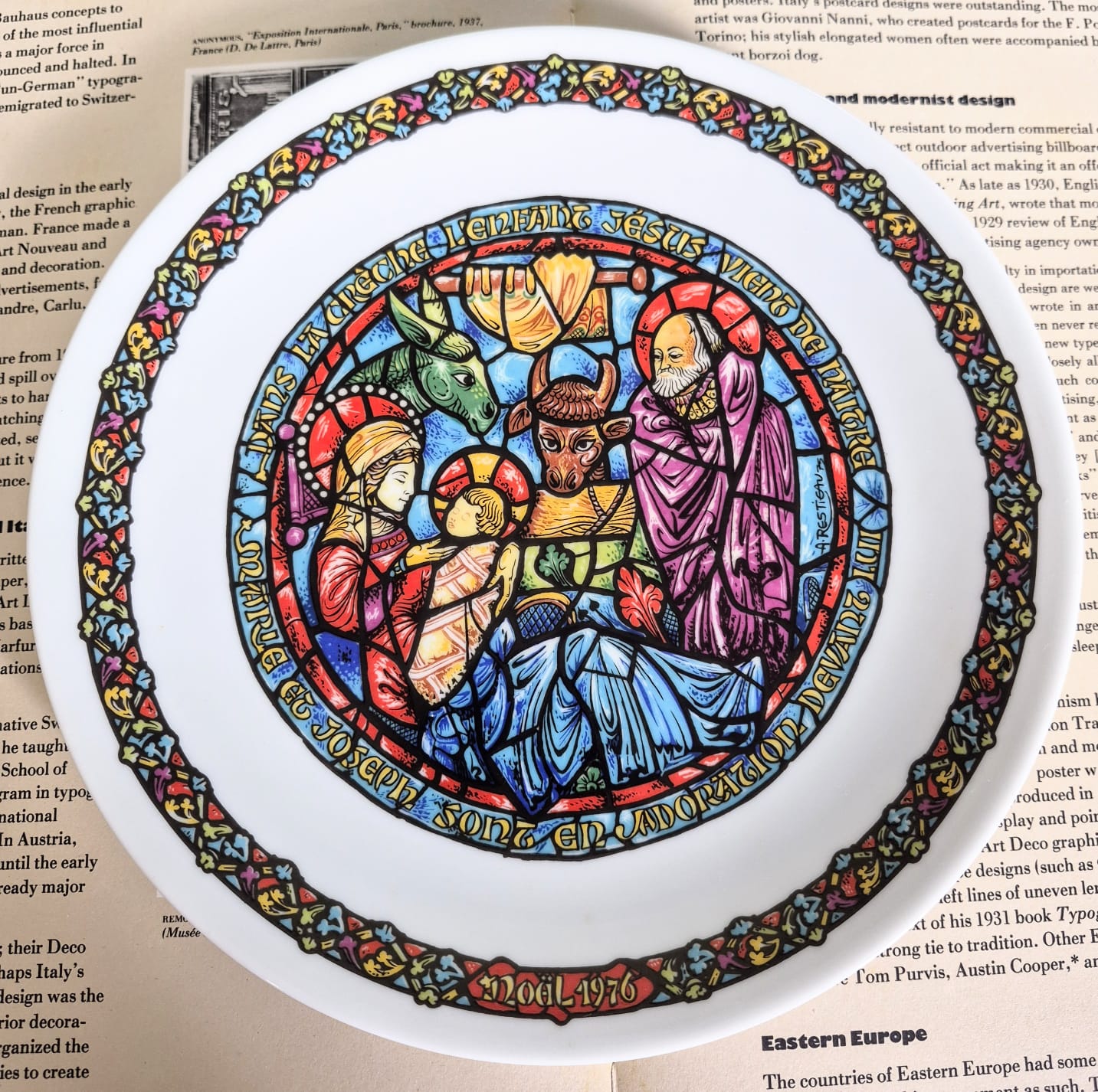 Coleção de pratos decorativos em porcelana francesa Limoges, a série "Noël Vitrail" de 1976, Henri D&