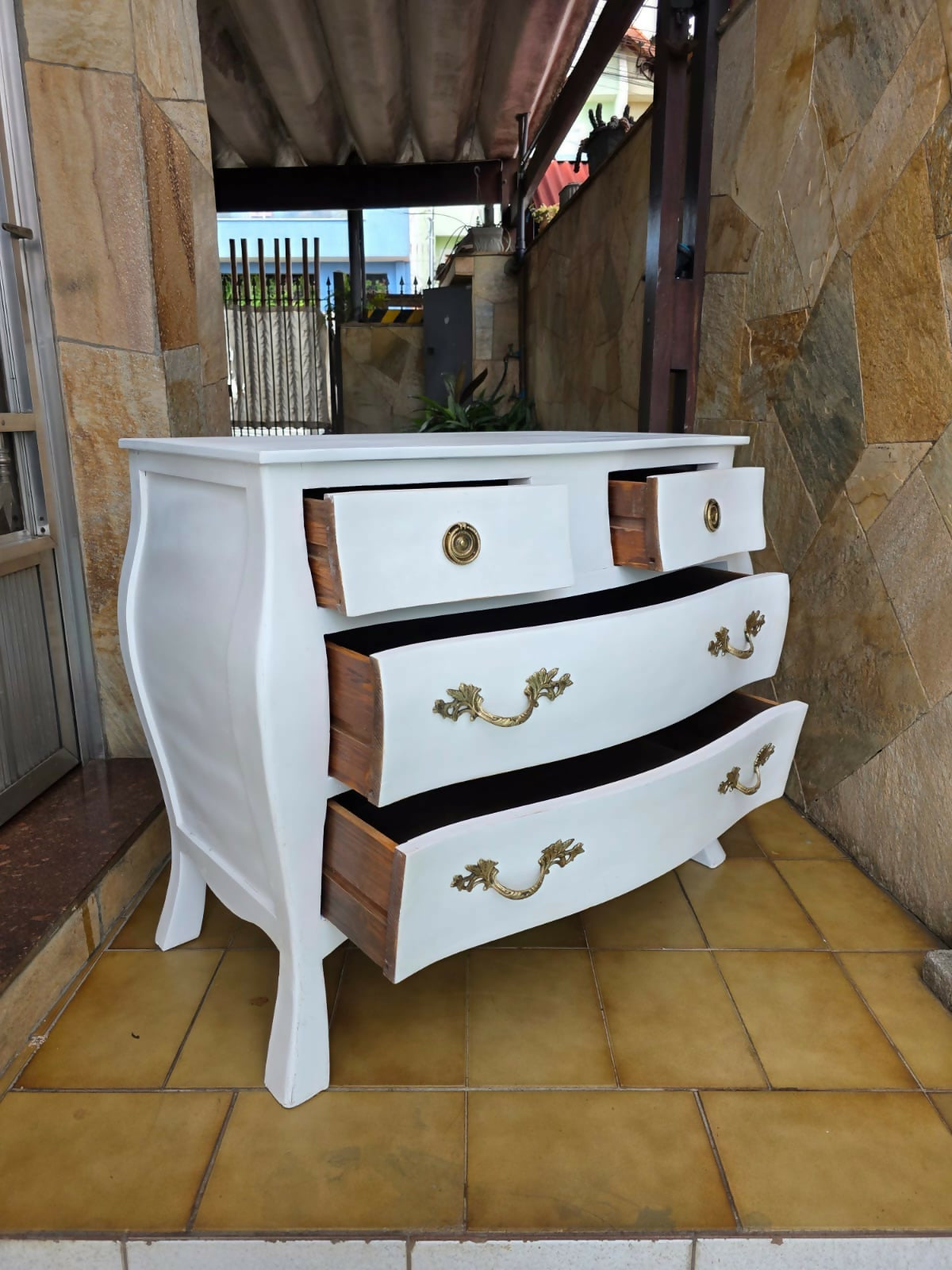 Cômoda branca estilo bombê com puxadores em bronze