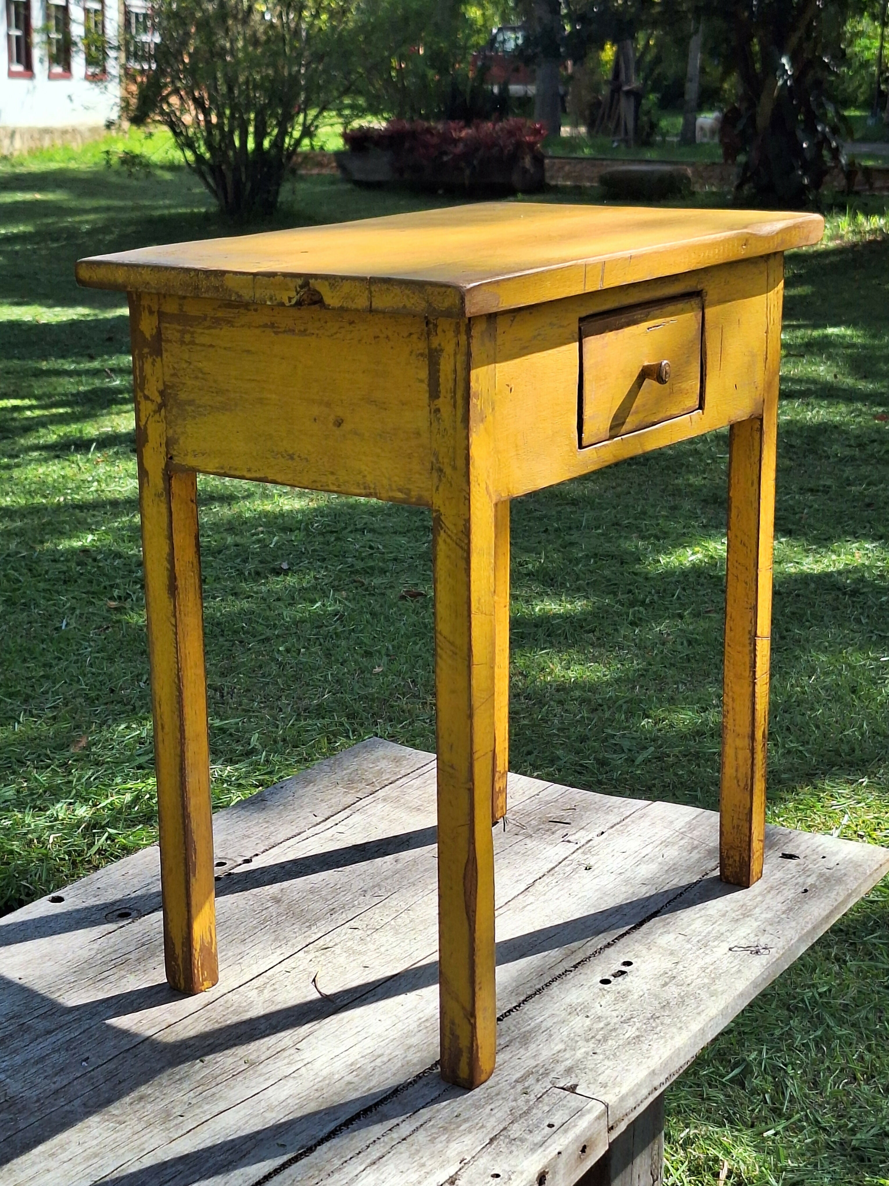 Mesa De Apoio / Mesa Cabeceira Tinta Gasta Amarela Madeira Maciça