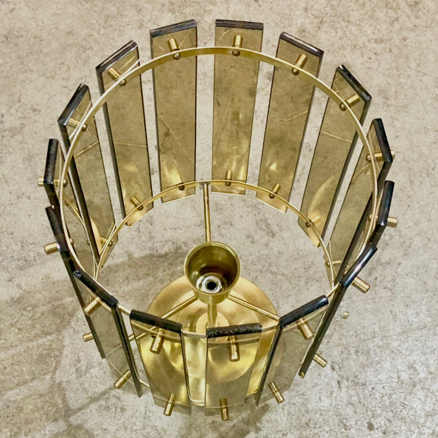 Abajur Mid Century arredondado com base em latão e vidros lapidados âmbar 