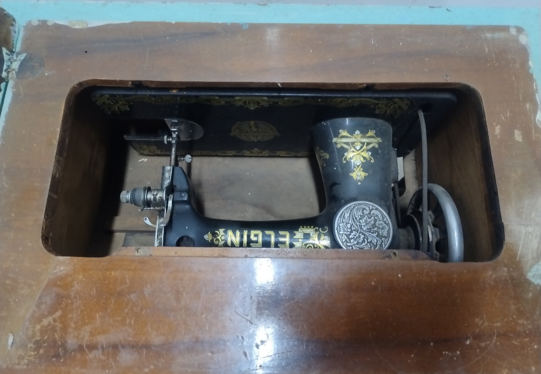 Máquina de Costura Elgin Antiga com Mesa
