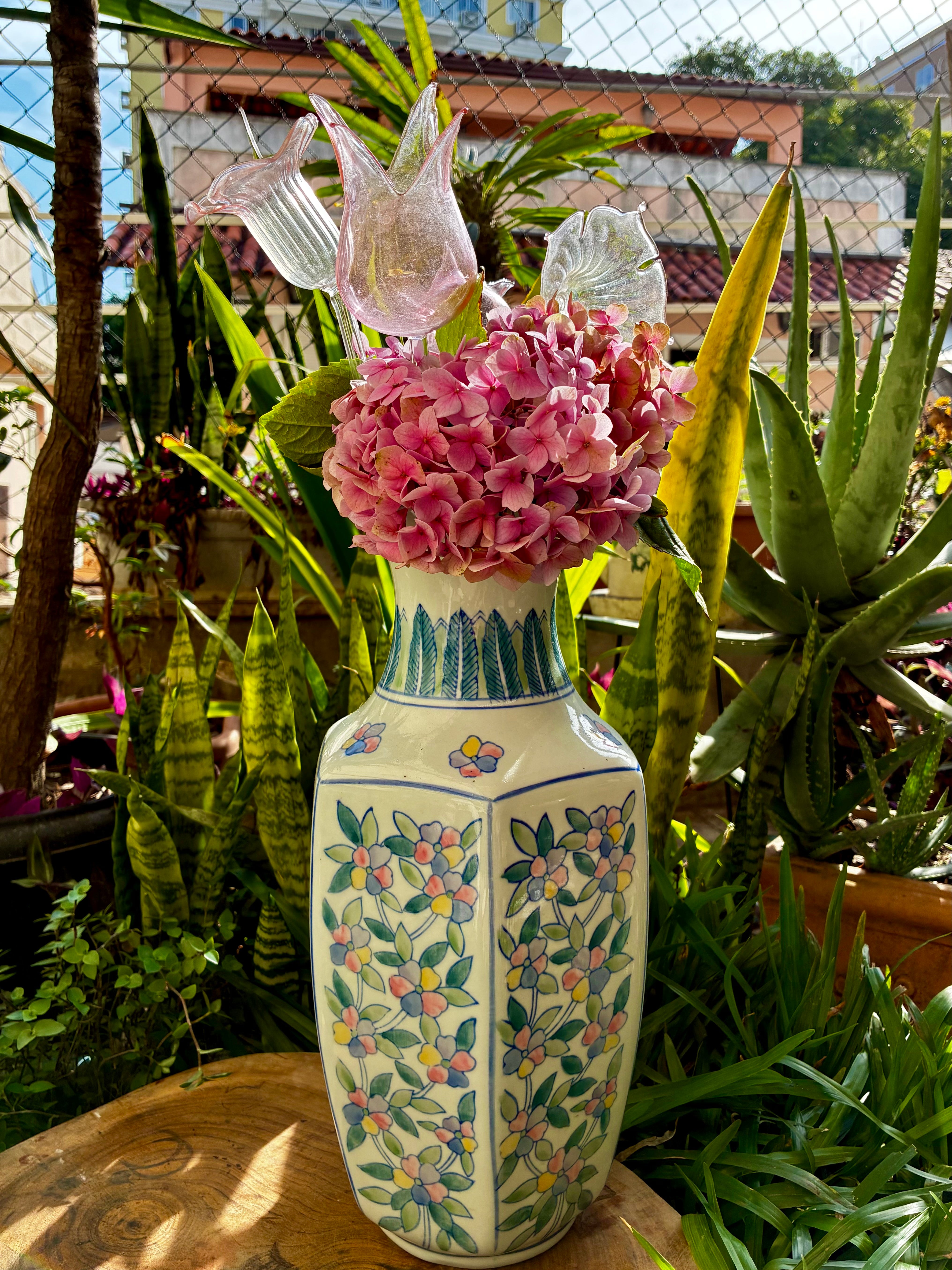 Vaso oriental pintado à mão com delicadas Flores de vidro