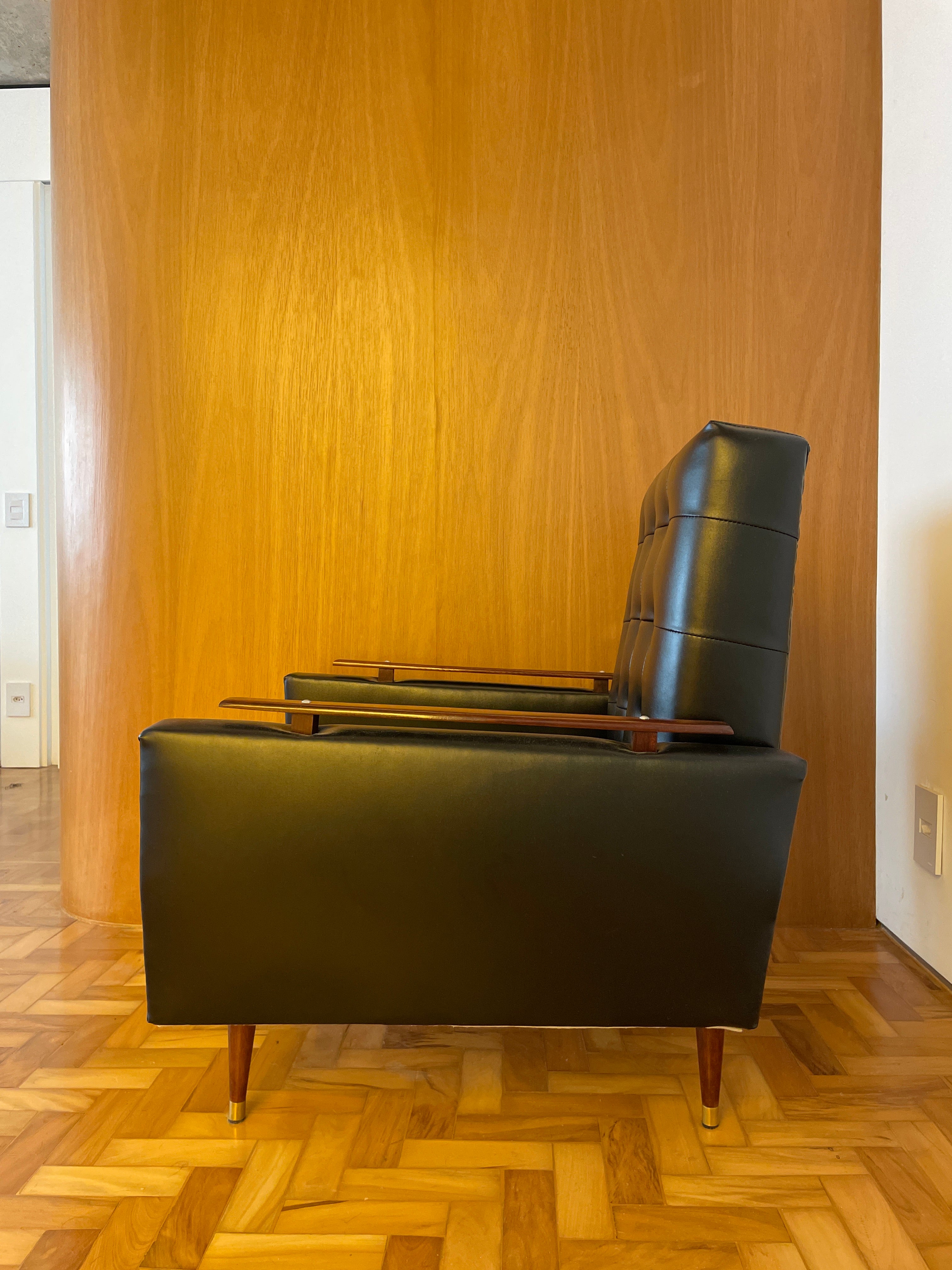 Poltrona Anos 50 - vinil preto com detalhe no braço em madeira 