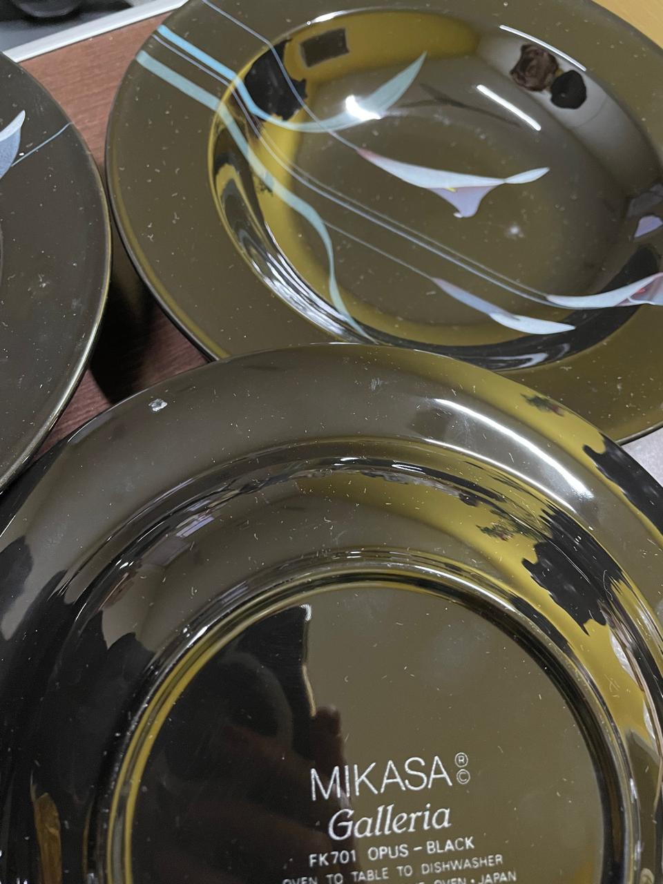 Jogo de pratos fundos MIKASA Galleria pretos com lírio branco 
