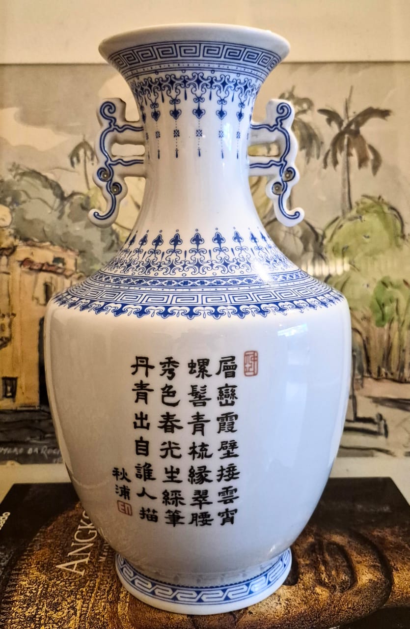 Maravilhoso vaso em porcelana vintage chinesa Jingdezhen com pintura à mão de paisagem montanhosa, estilo Shanshui.