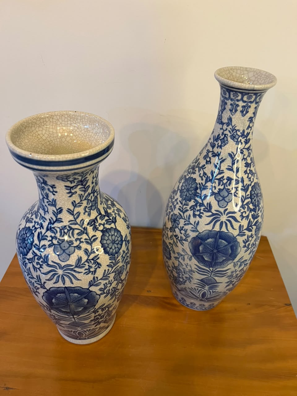 Par de vasos decorativos em cerâmica azul e branca — 34 e 39 cm