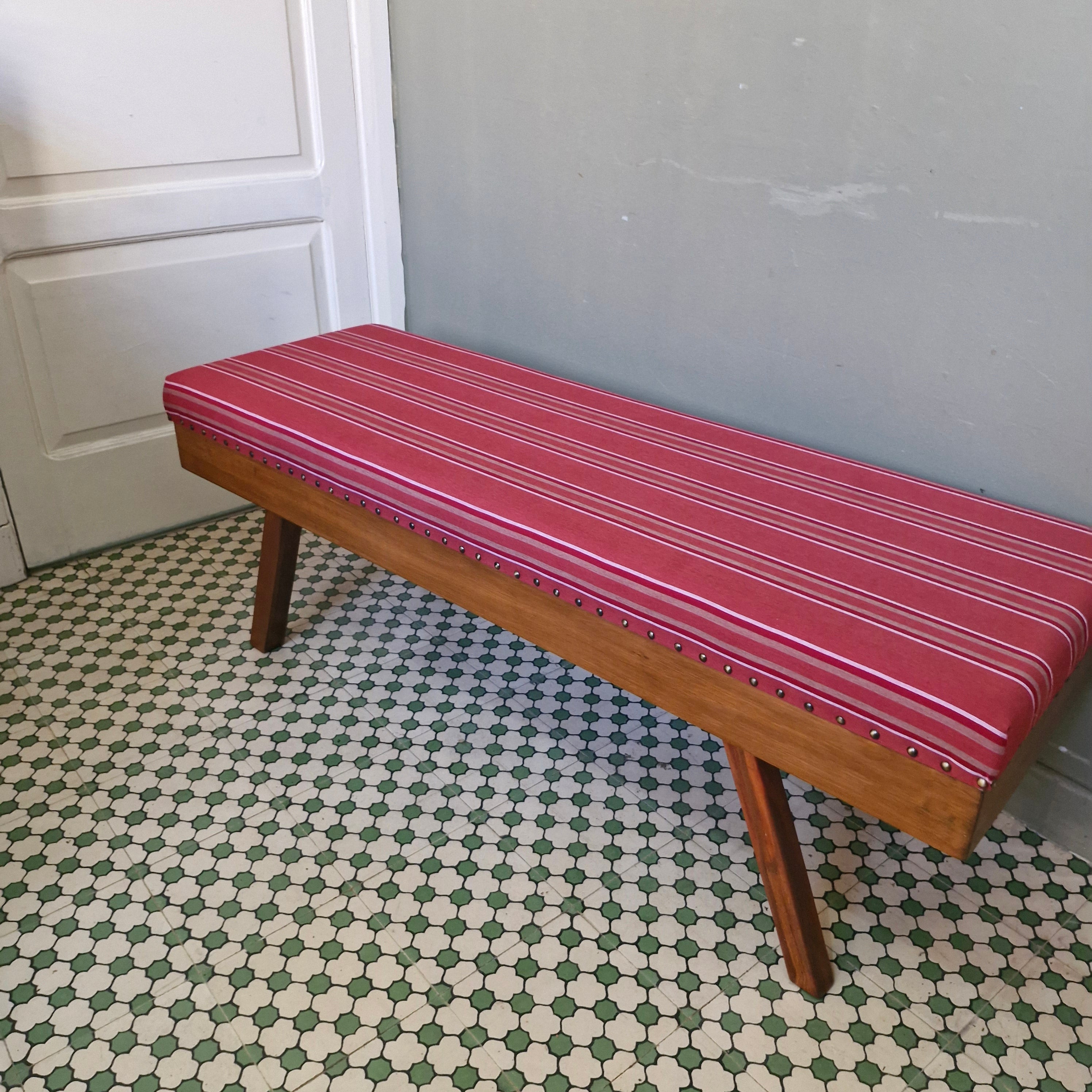 Banco / Recamier com pé palito e estofado vermelho listrado 