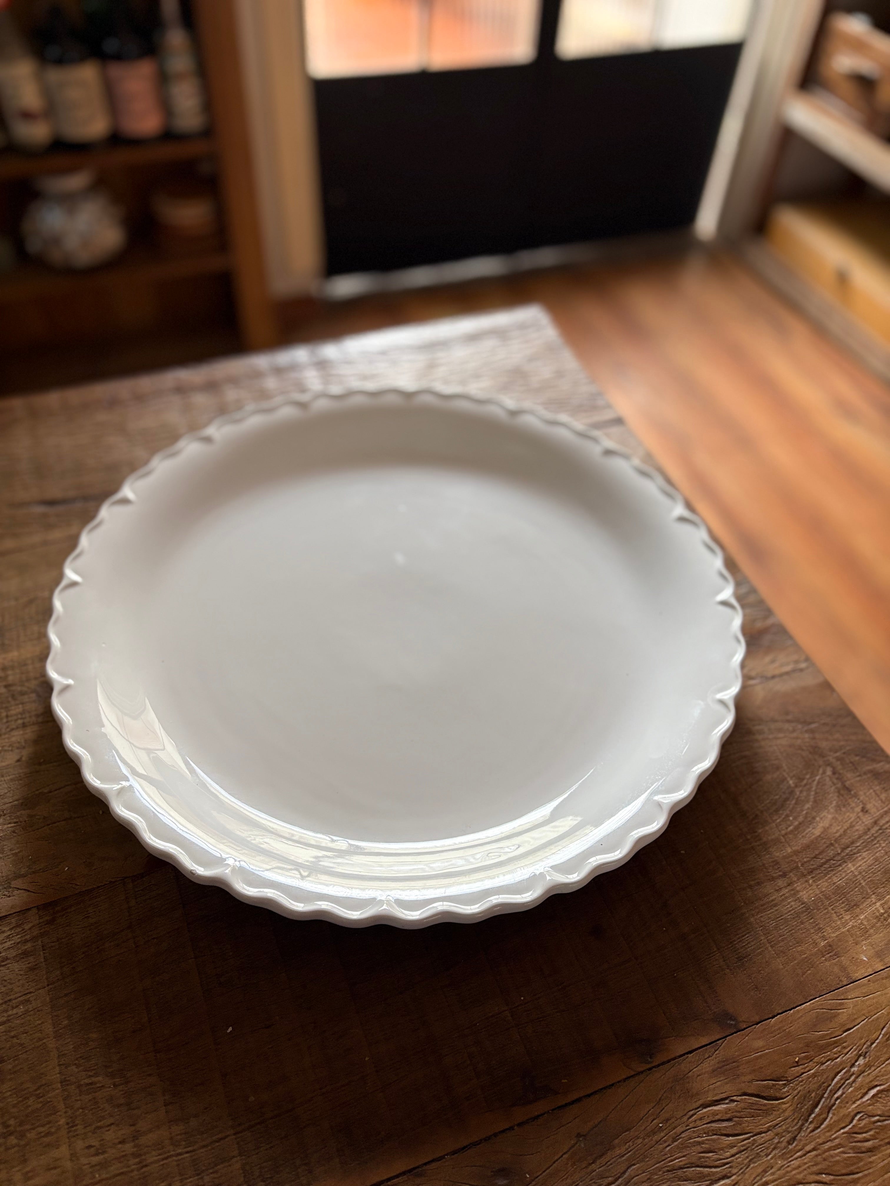 Travessa italiana redonda em cerâmica com borda ondulada (48cm) 