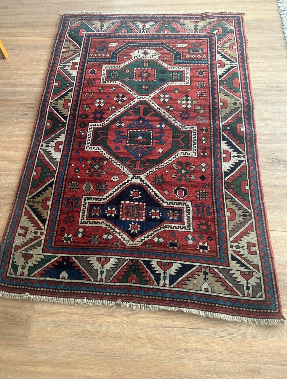 Tapete Iraniano Geométrico azul e vermelho 