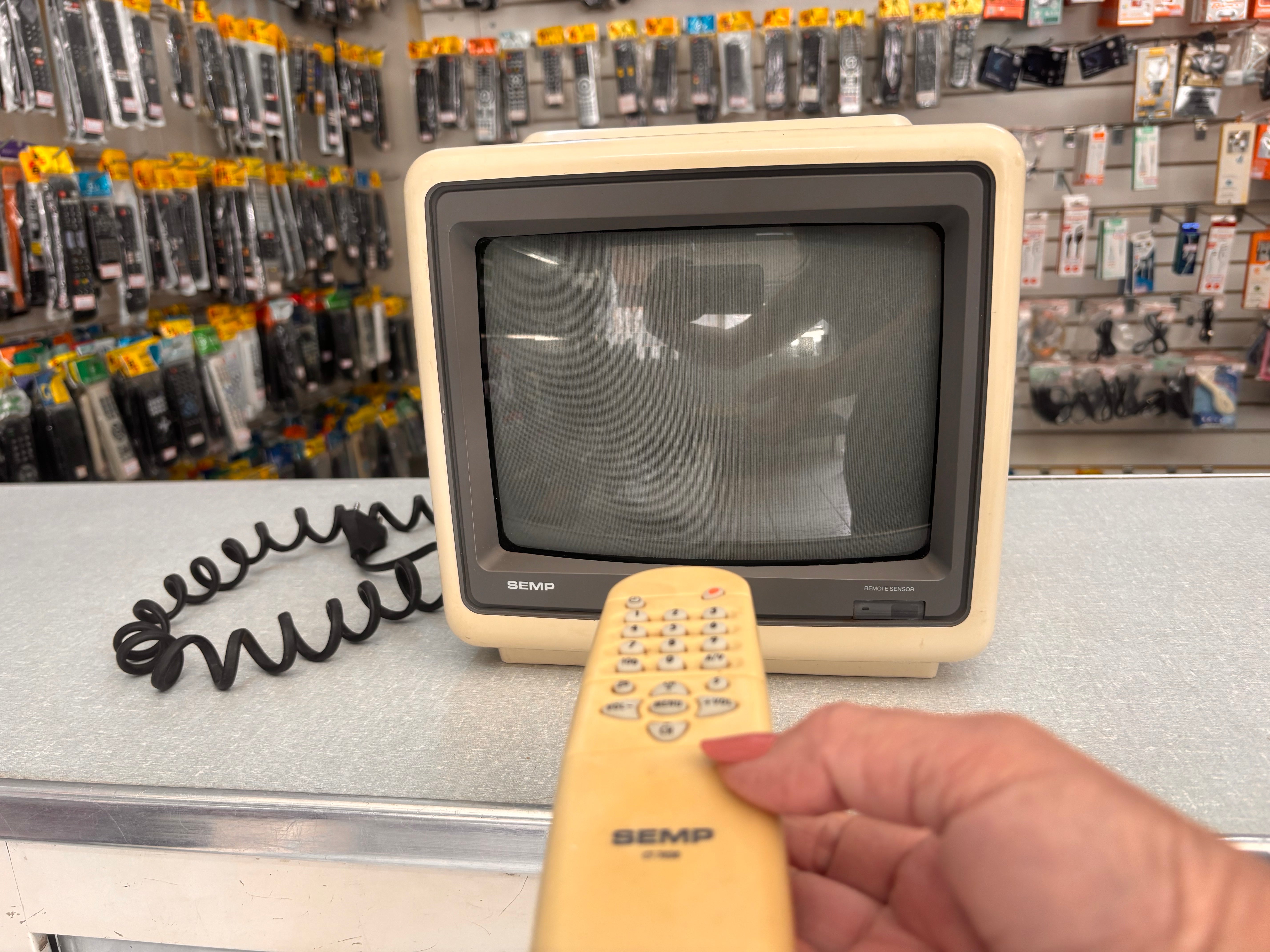 TV de Tubo Retrô Semp 10 Polegadas (Mod. 1022 AV / TVC-102) + Controle Remoto Original - Raridade para Games Antigos