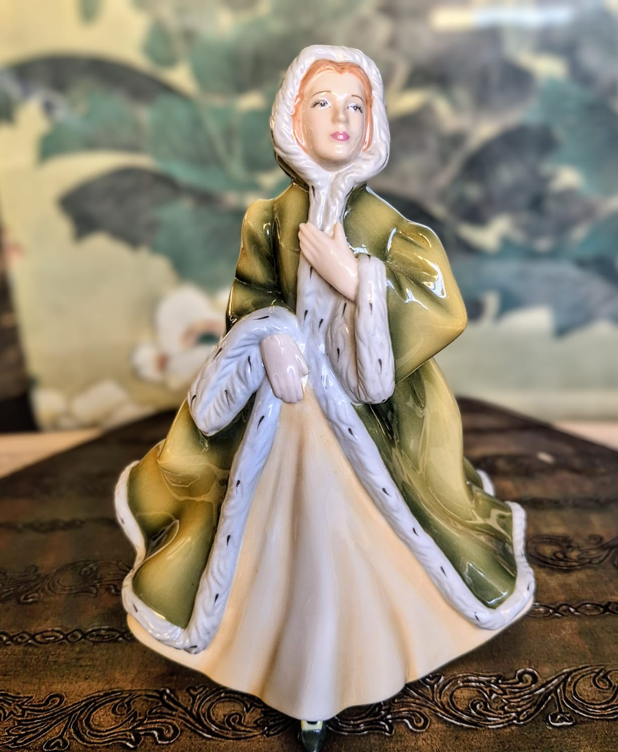  Estatueta maravilhosa em porcelana Fine Bone China inglesa Royal Doulton chamada "Emma" (HN4840) da linda coleção Pretty Ladies de 2005.