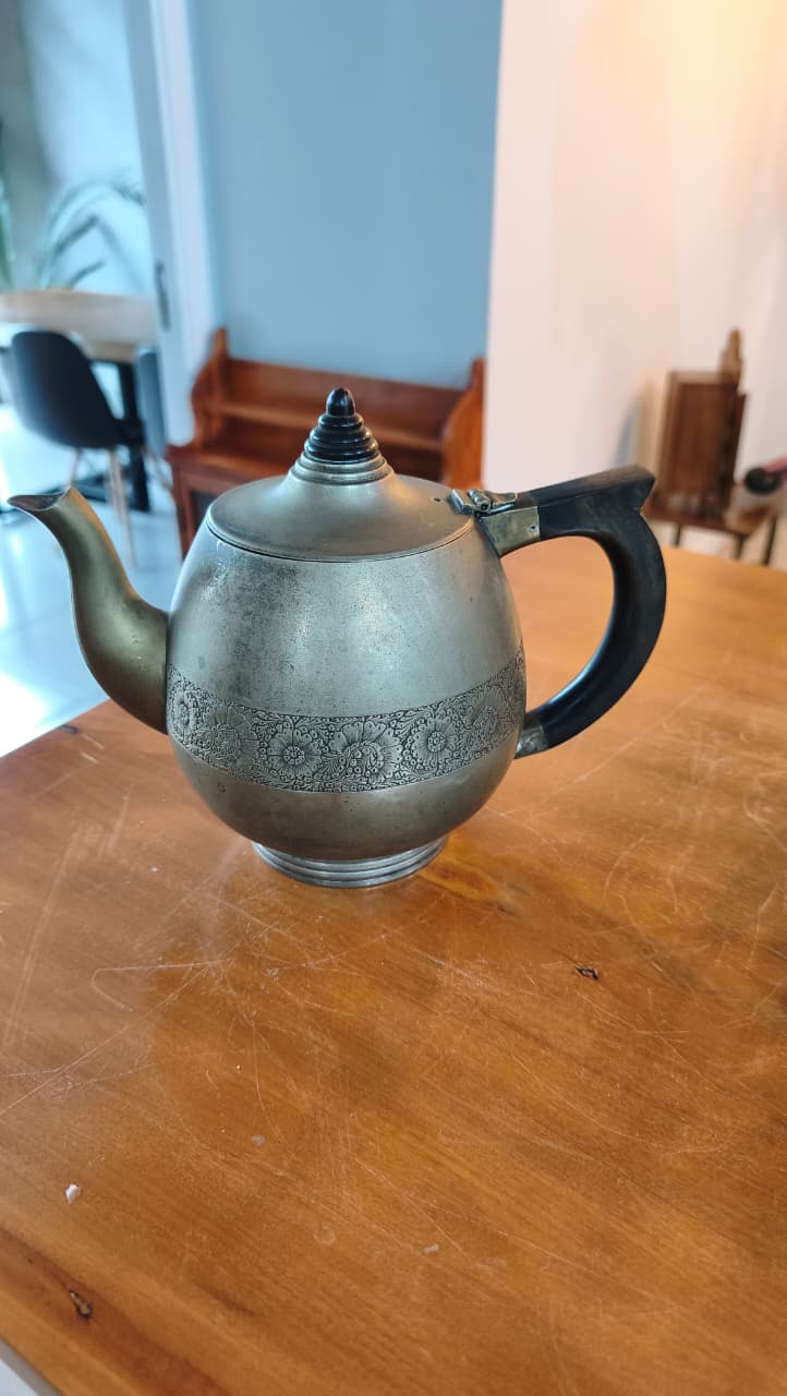 Conjunto Antigo para Chá e Café em Latão com Detalhes Florais – 4 Peças