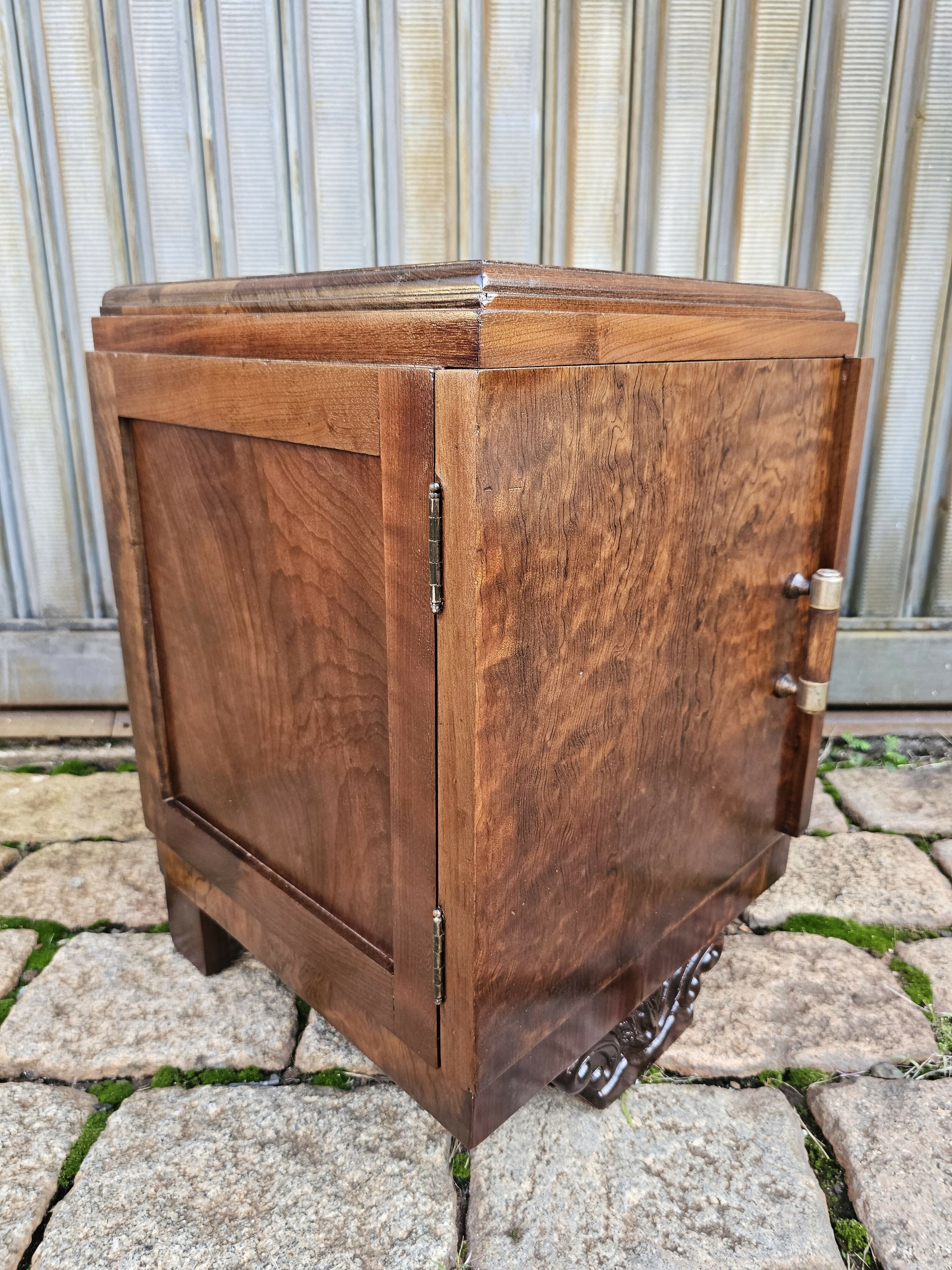 Criado / mesa de cabeceira art déco em Imbuia