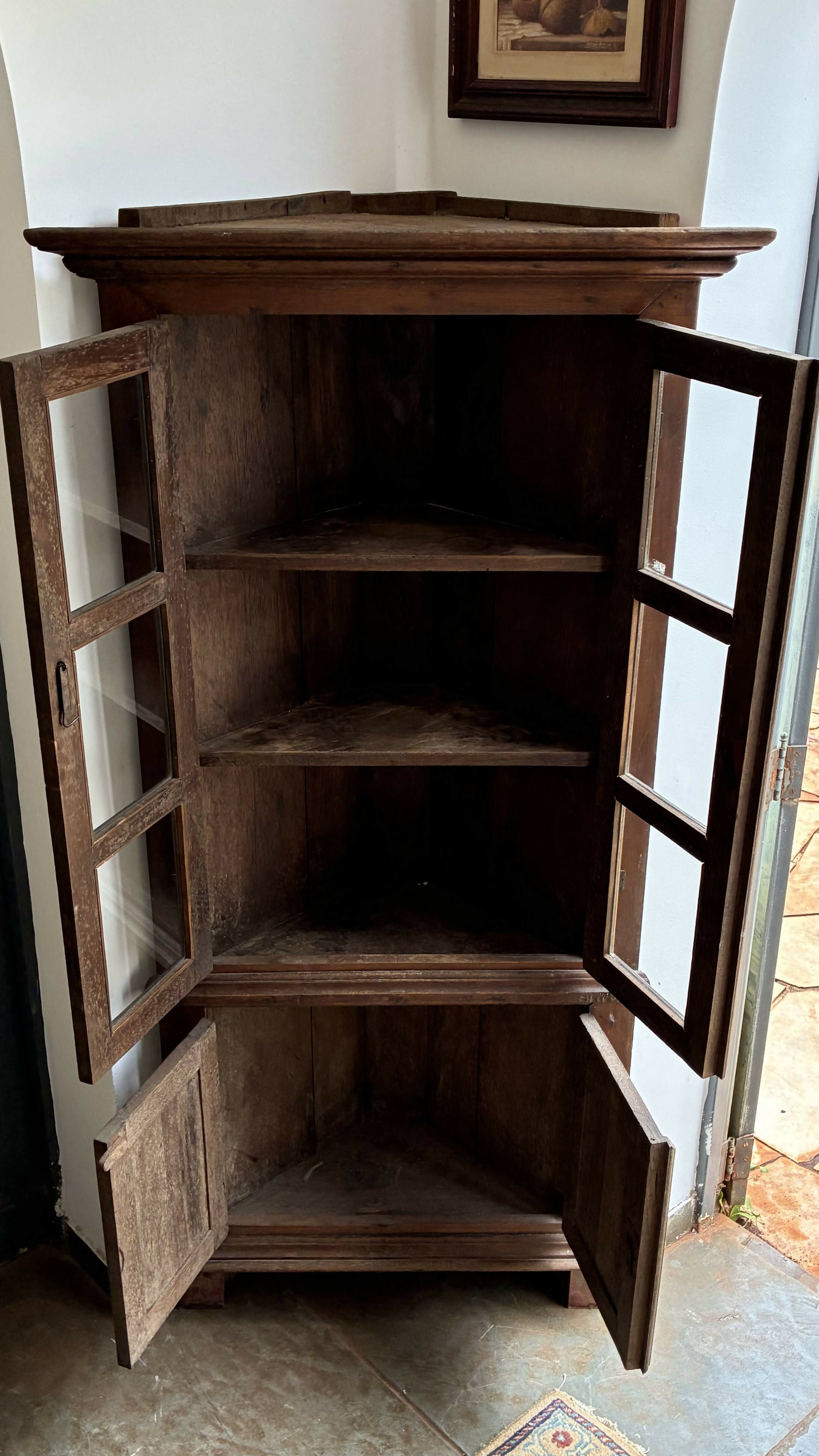 Cantoneira antiga em madeira