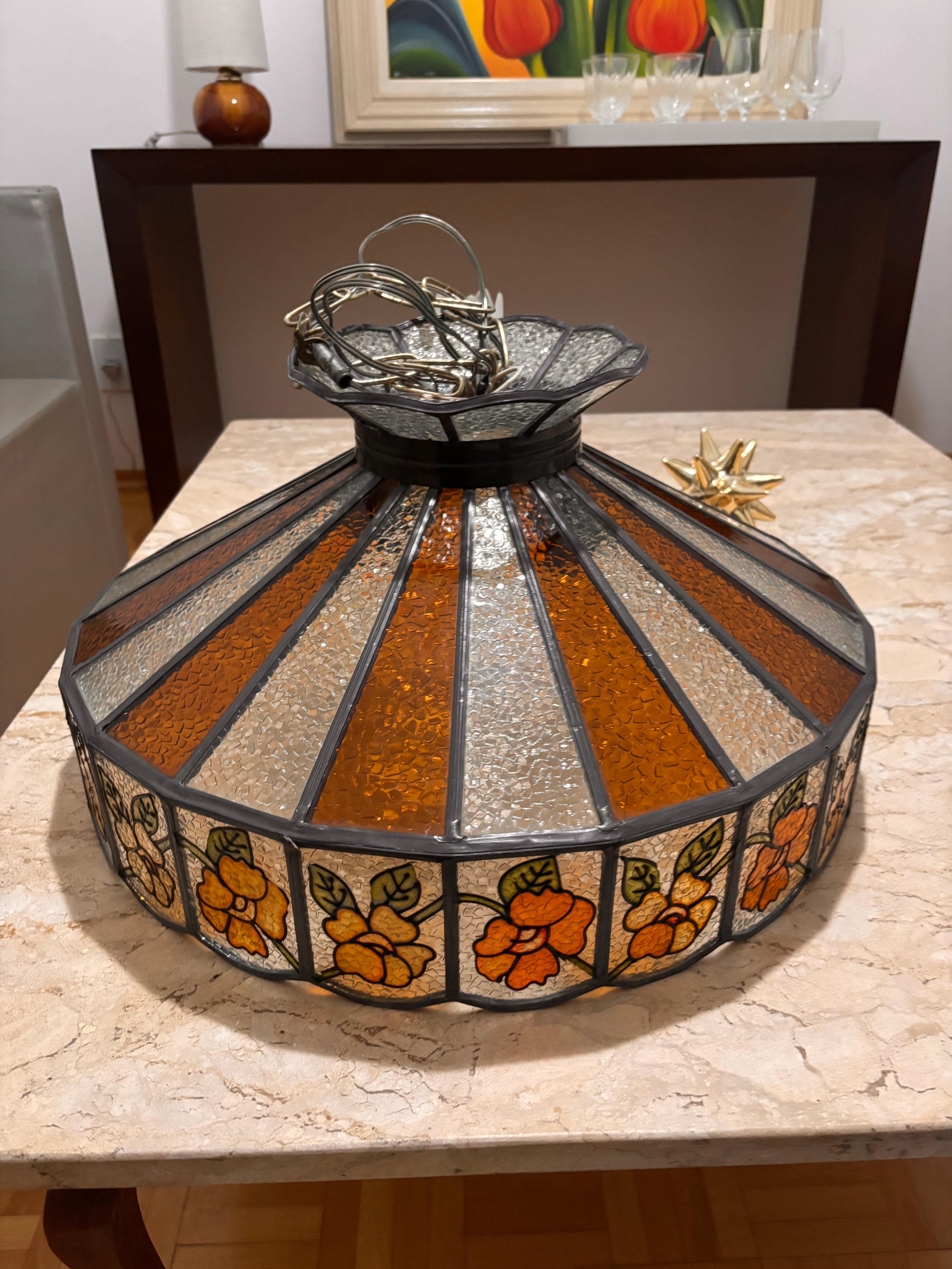 Vitral: luminária em vidro, chumbo formando um lustre vitral com flores, décadas de 1960 e 1970.