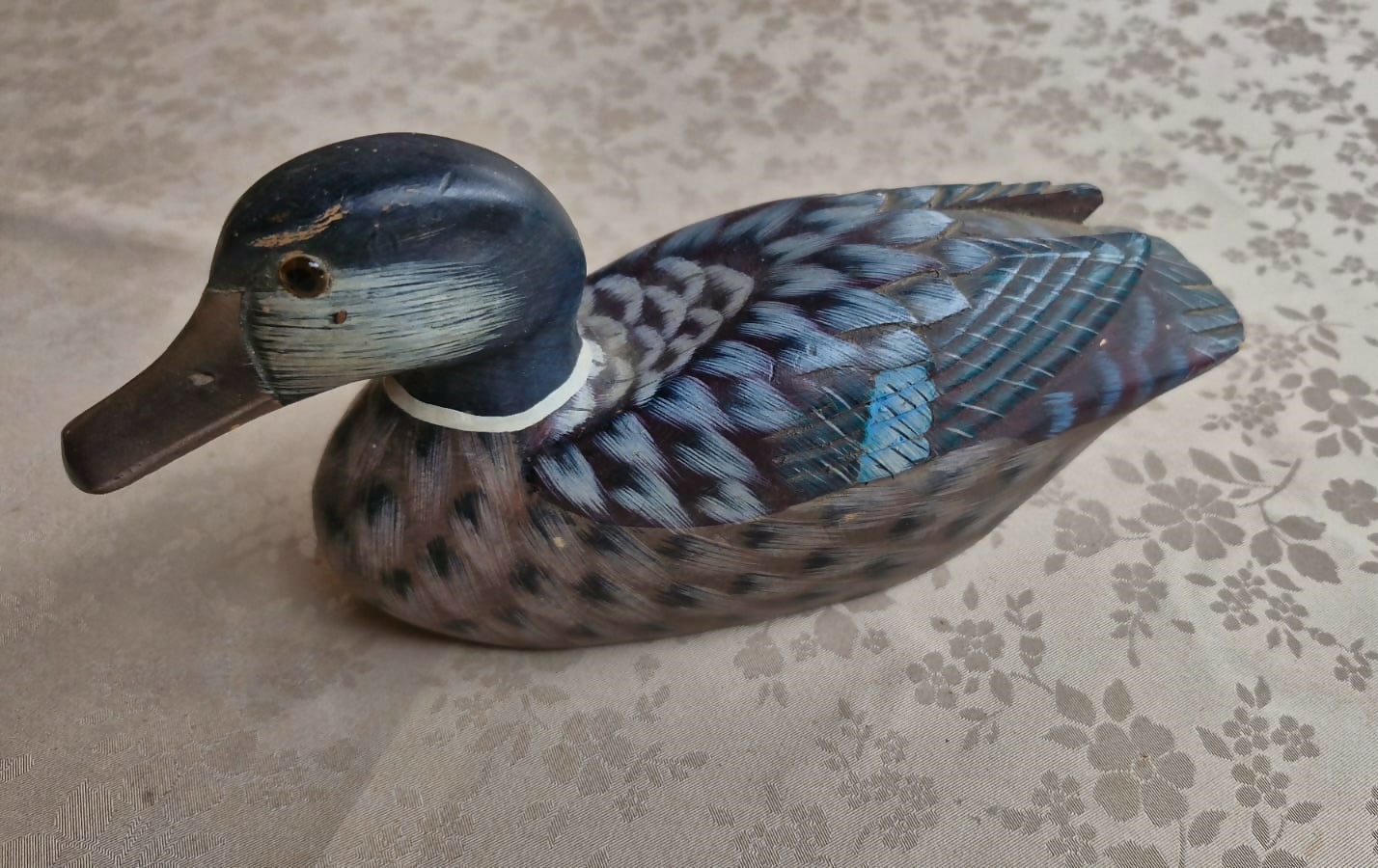 Três belas esculturas de pato em madeira