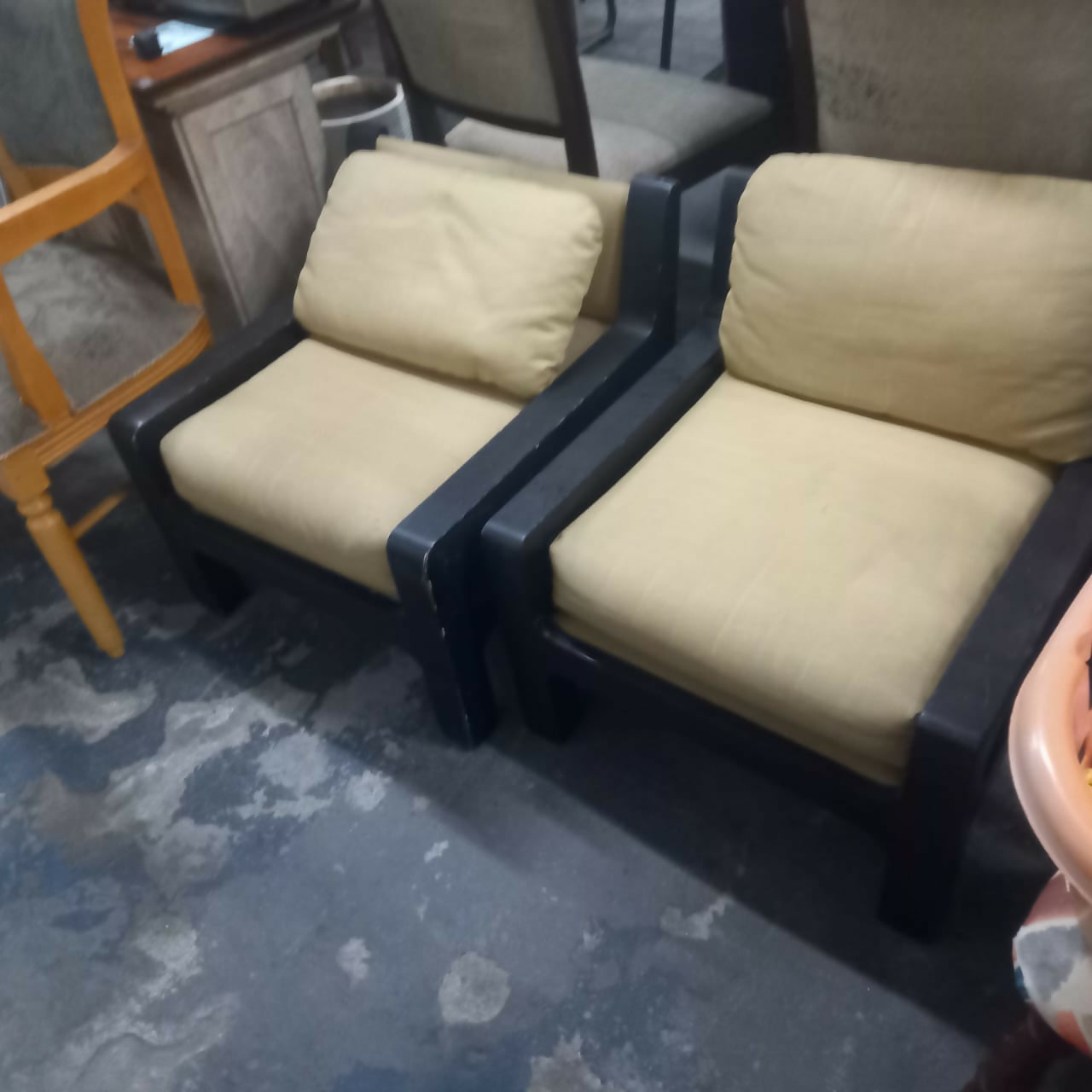 Poltrona com estrutura de madeira