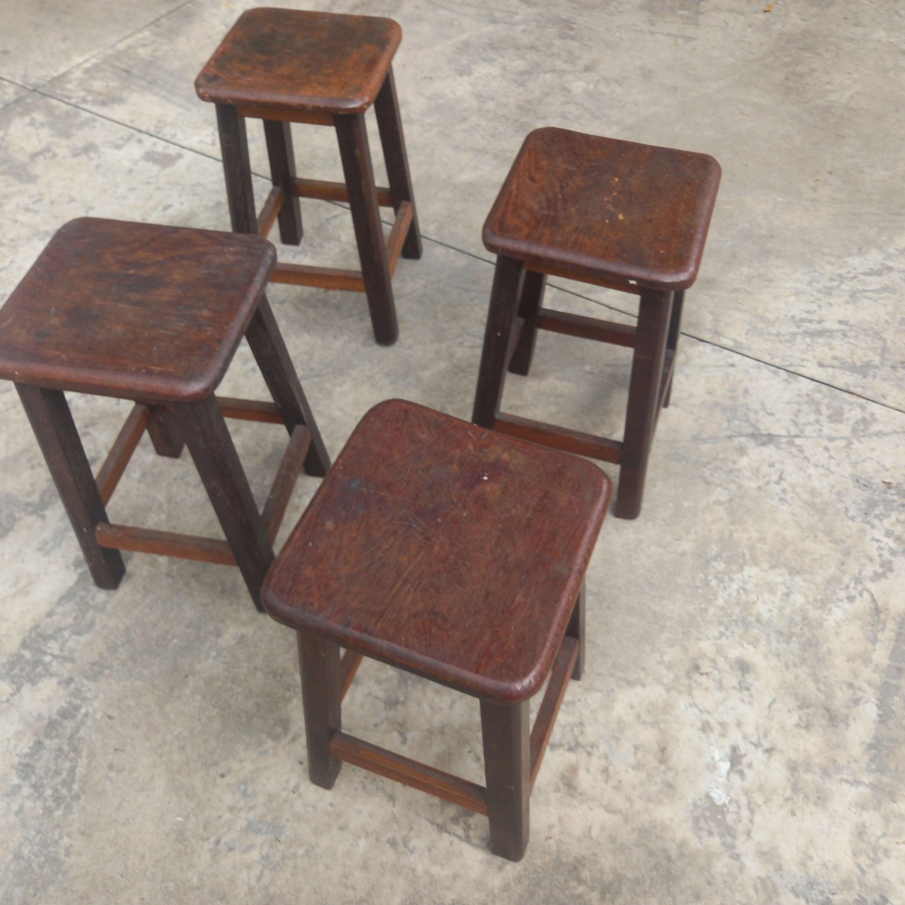 Antigos banquinhos quadrados em madeira