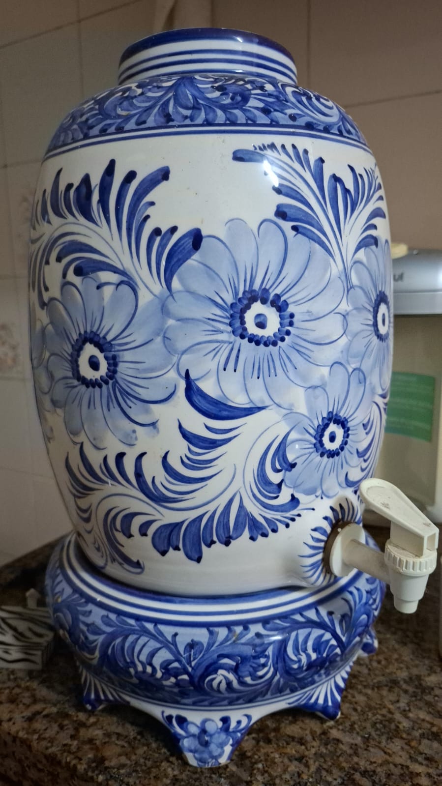 Talha estilo Português com desenhos florais em pintura azul