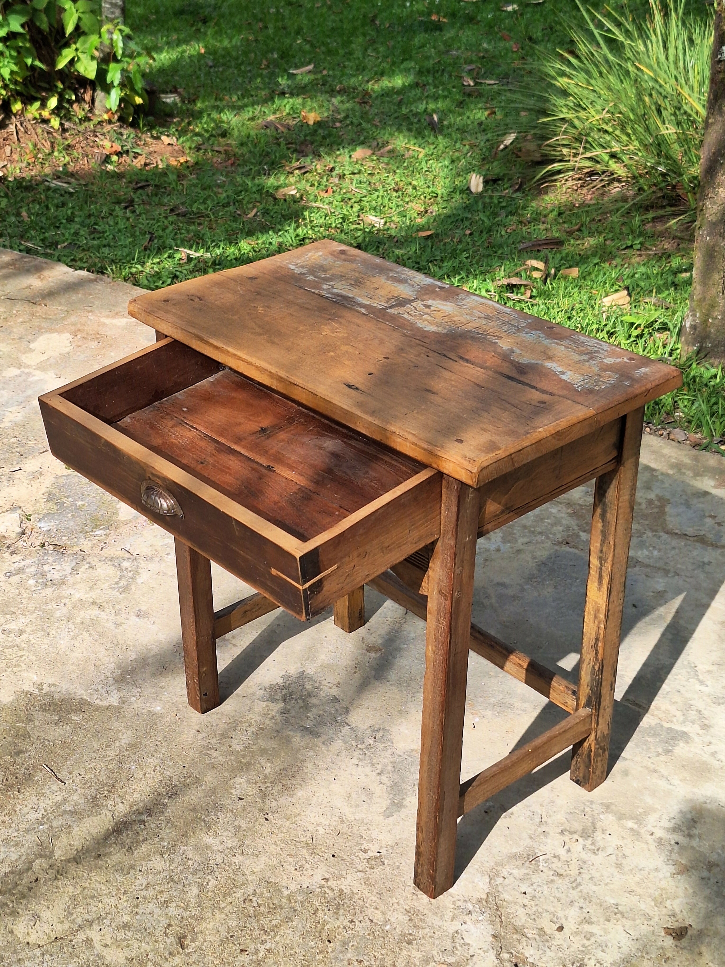 Mesinha de Apoio Antiga com gaveta Madeira Maciça Garimpo Mineiro