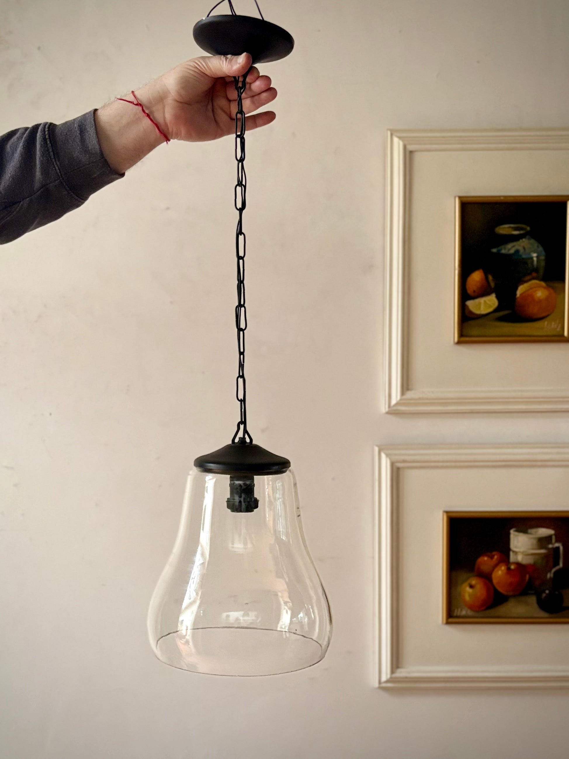 Luminária pendente com cúpula de vidro bojudo 