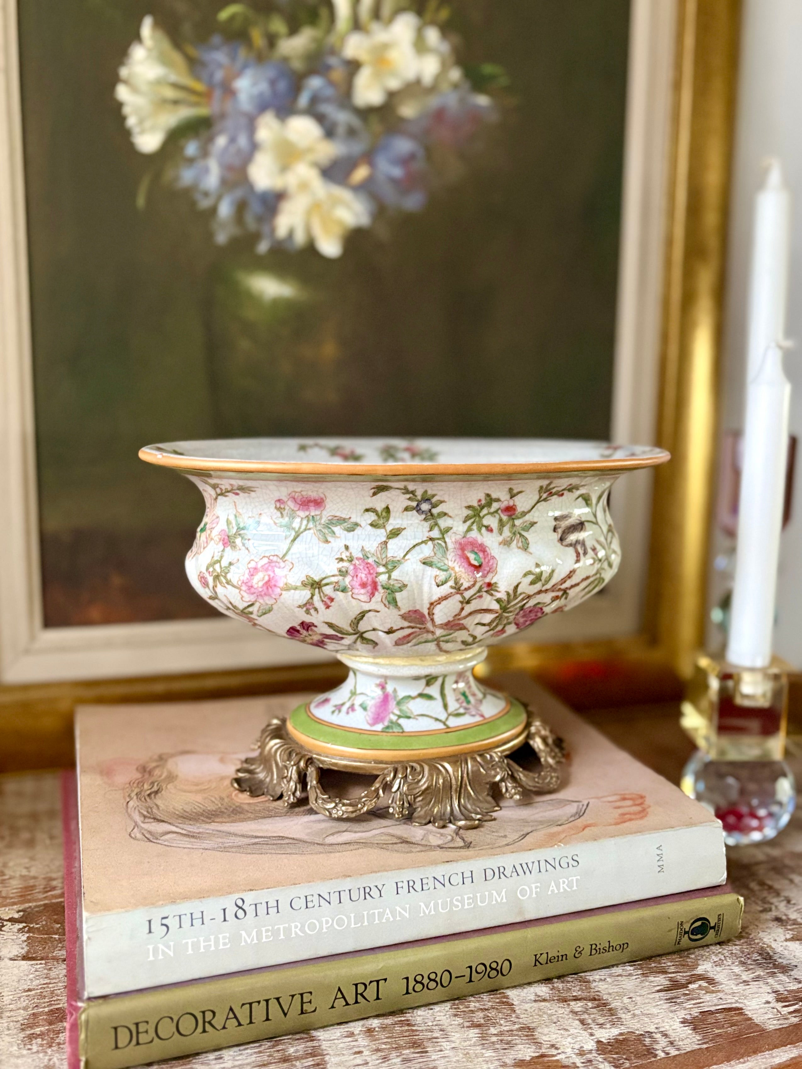 Floreira de porcelana craquelada com decoração floral 