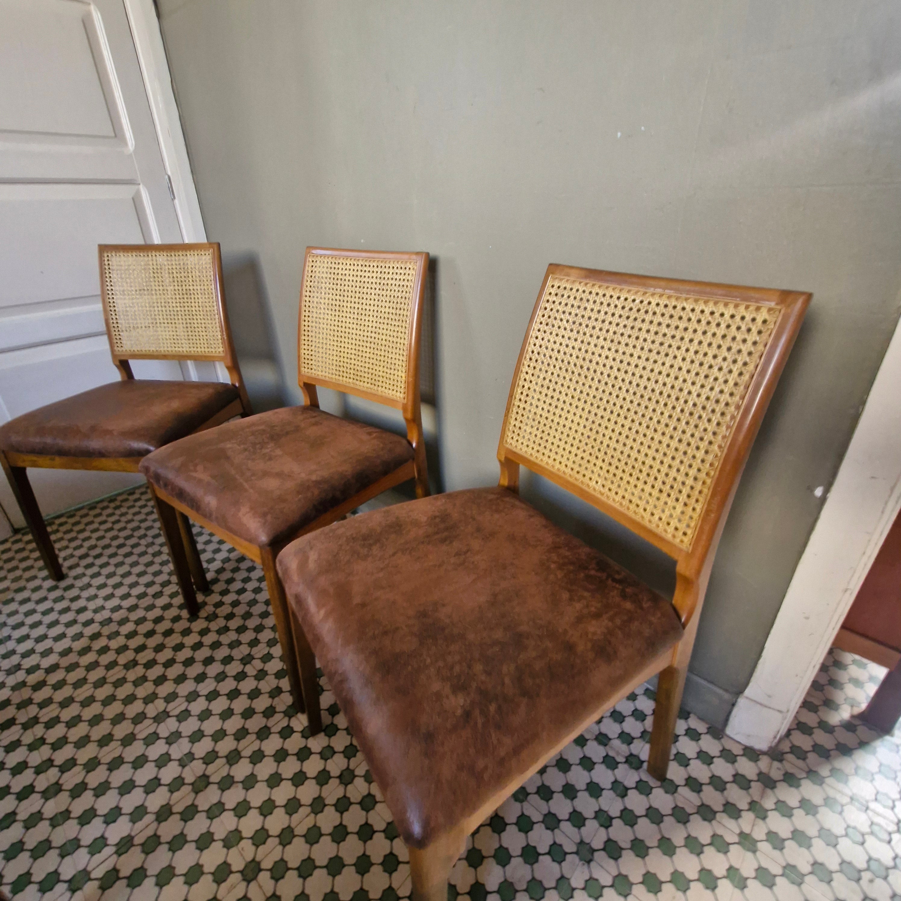 Conjunto com 6 Cadeiras restauradas com estofado marrom e encosto em palhinha 