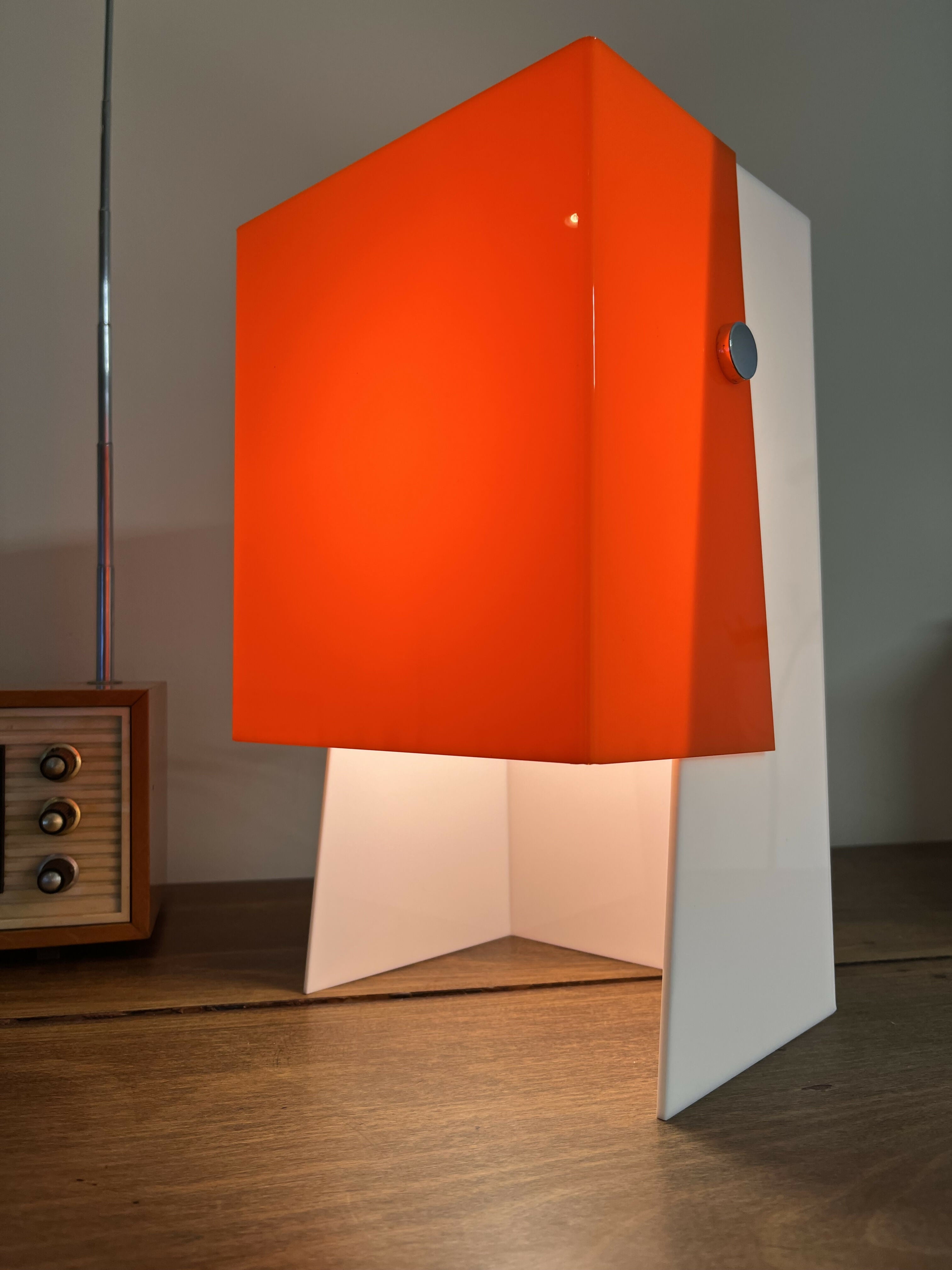 Luminária de mesa acrílico laranja