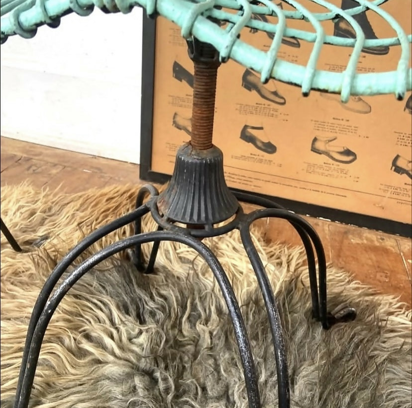 Banquetas aramadas tipo assento de trator