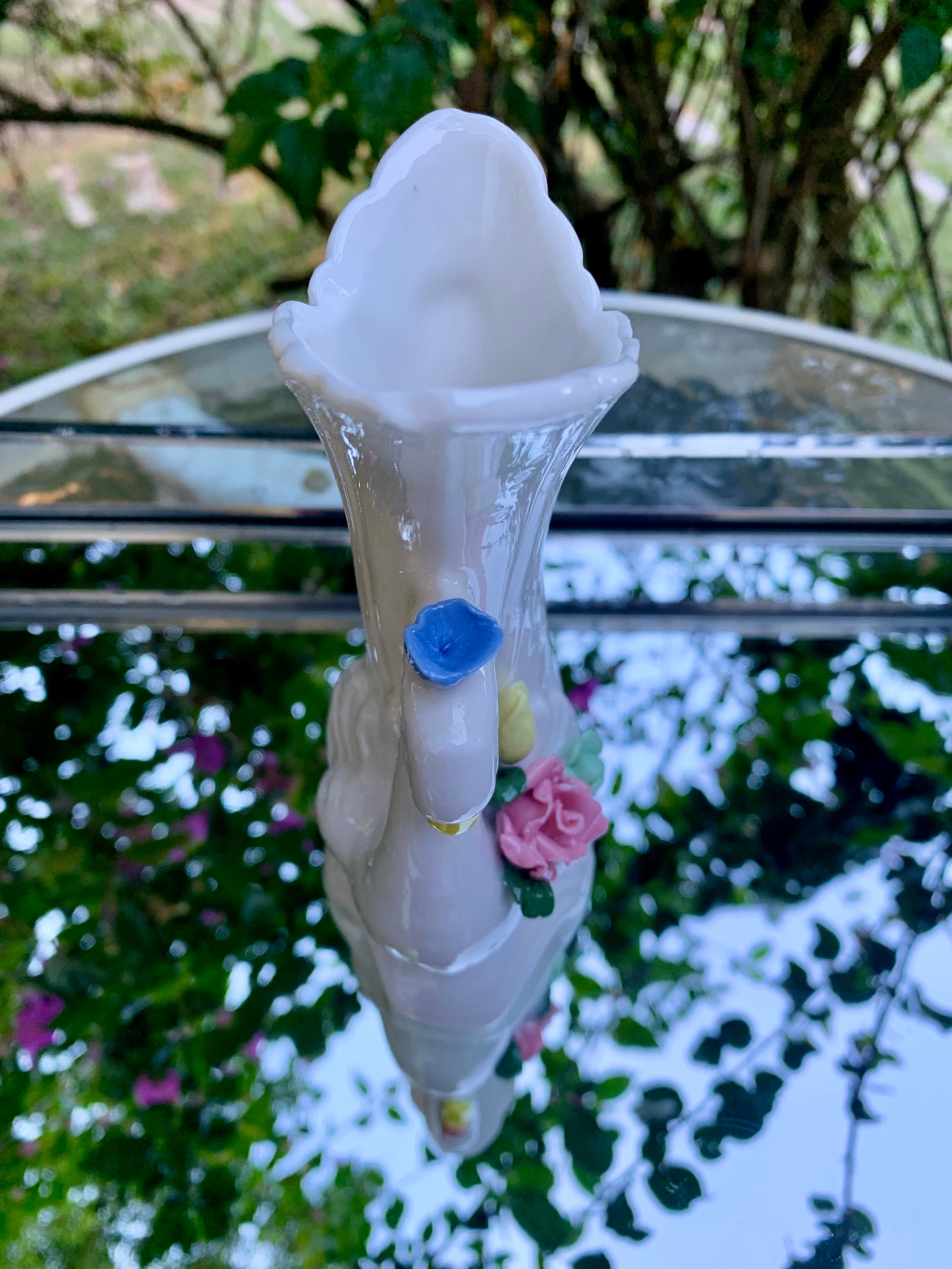 Lindo delicado vasinho em porcelana cisne