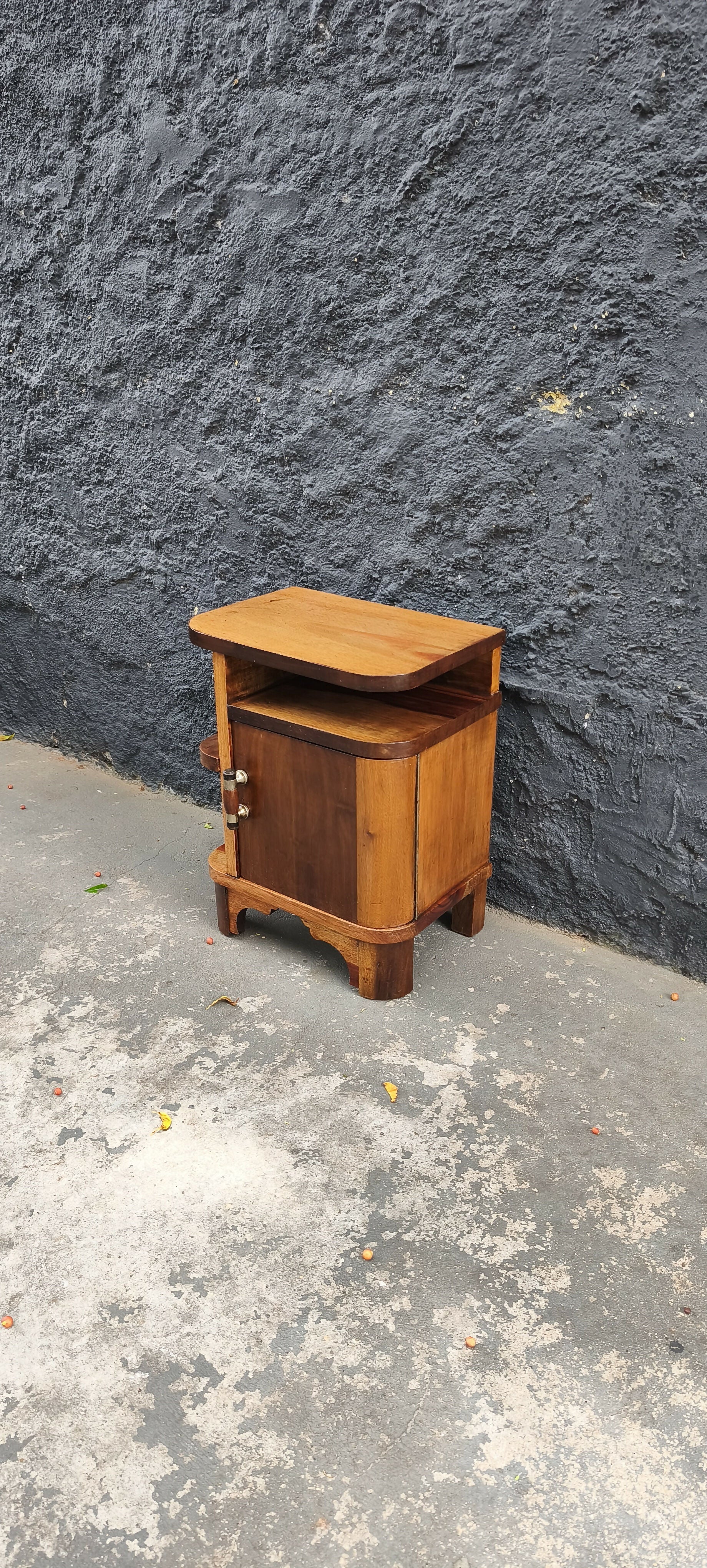 Mesa de cabeceira com portinha (restaurada) 