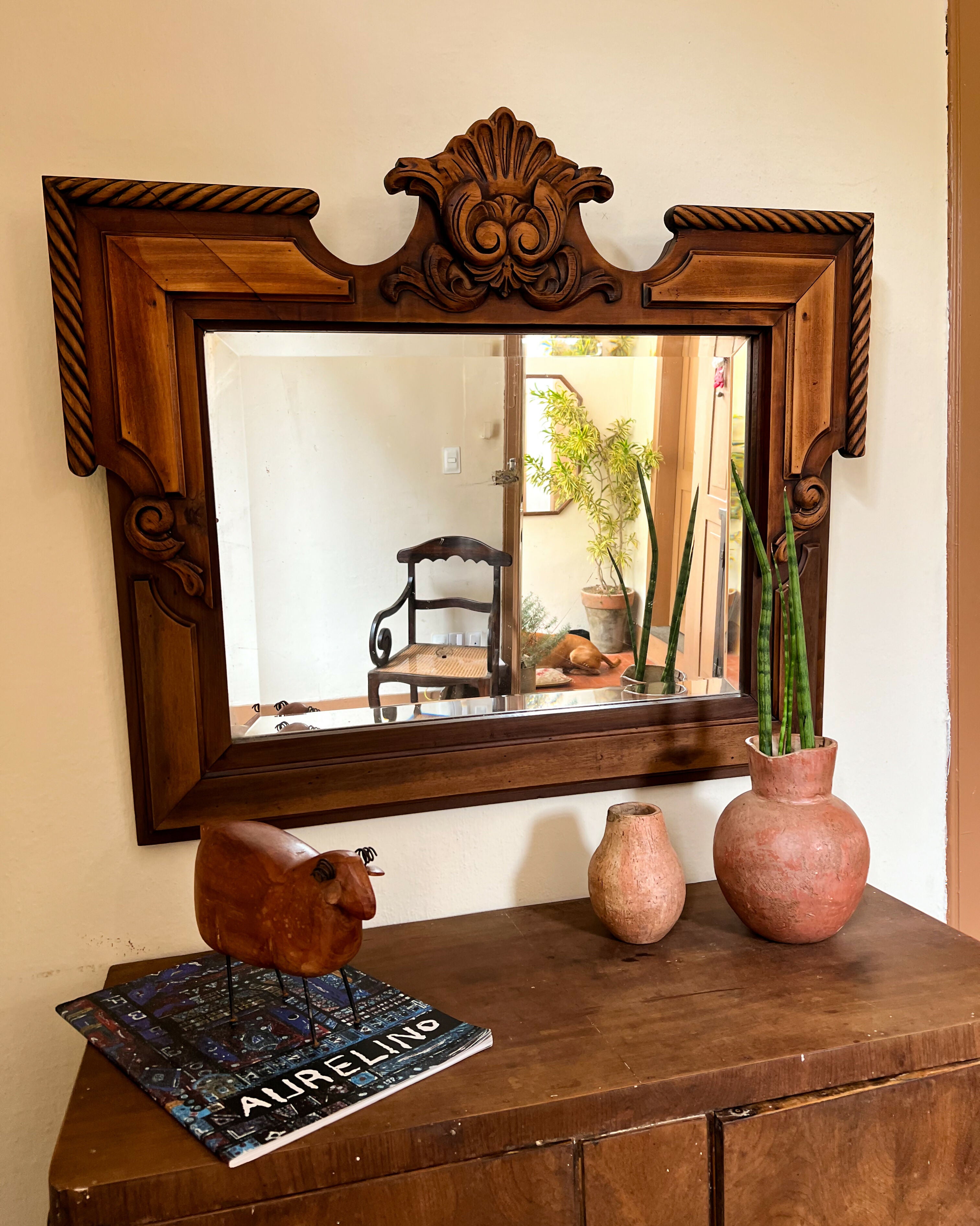 Espelho antigo com moldura em madeira ricamente entalhada