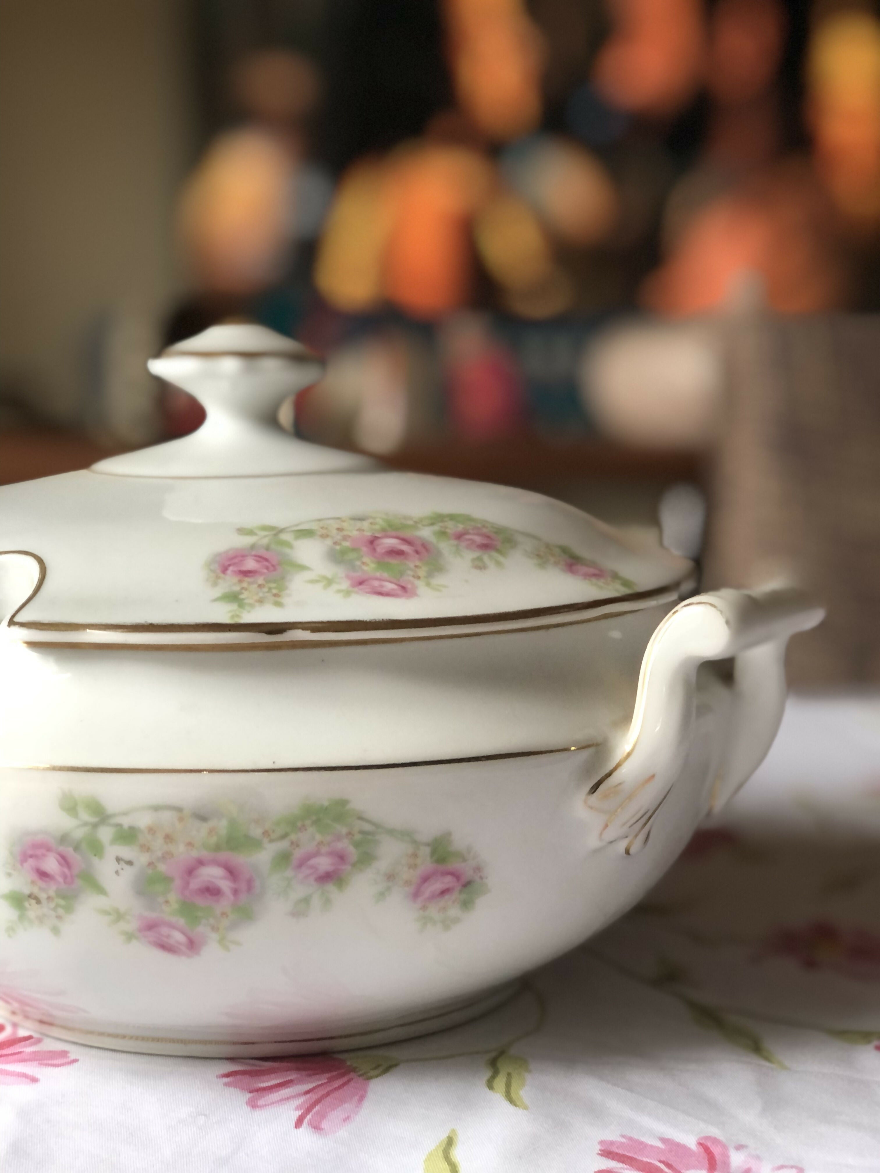 Mesa posta com preciosa sopeira e preciosos pratos