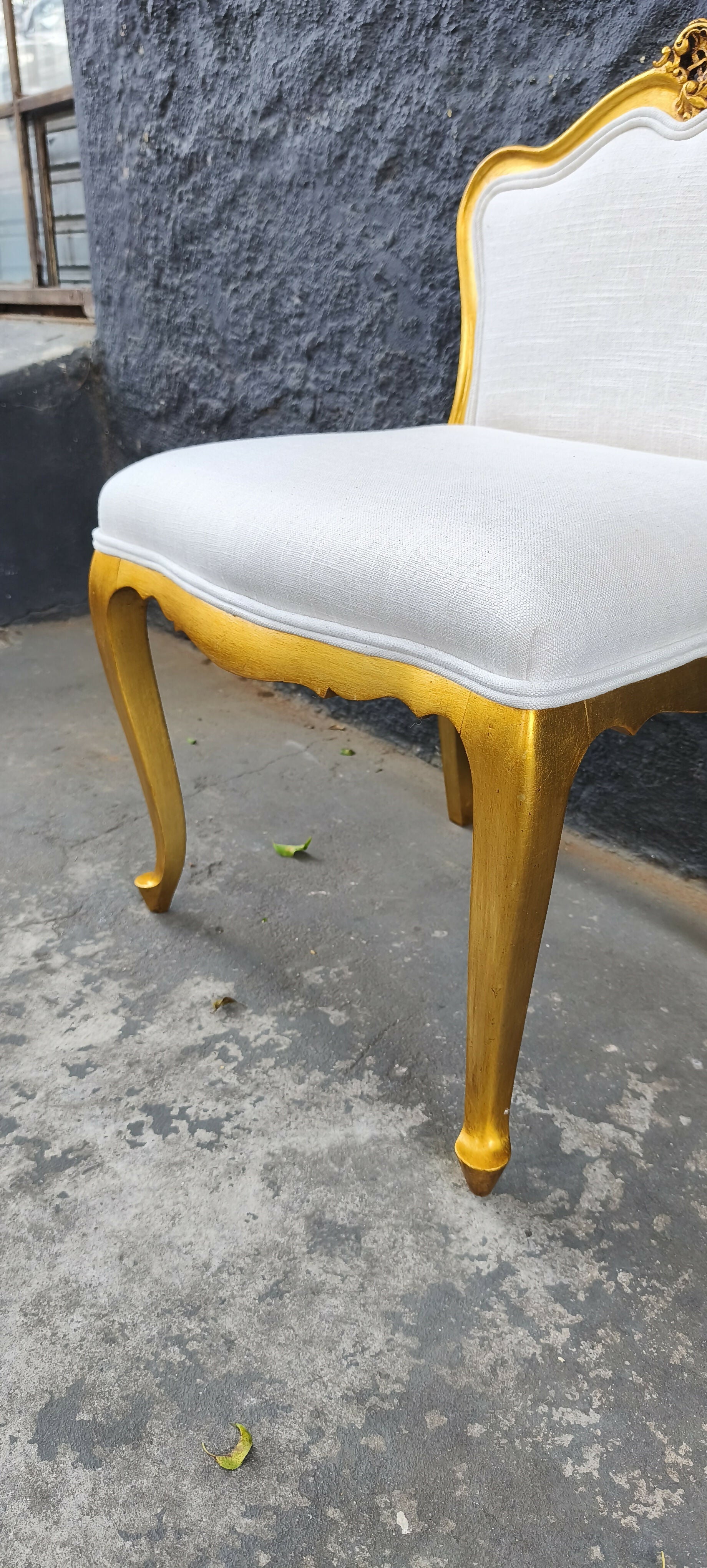 Banqueta antiga com acabamento em folha de ouro e tecido de linho Entreposto 
