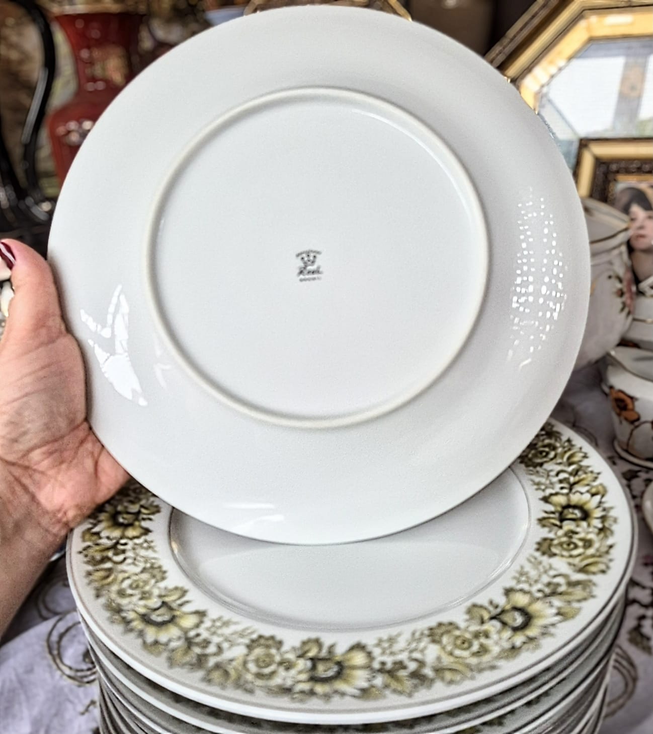 Conjunto de 23 pratos sendo: 11 pratos rasos e 12 pratos fundos,  em porcelana vintage Real, anos 60.