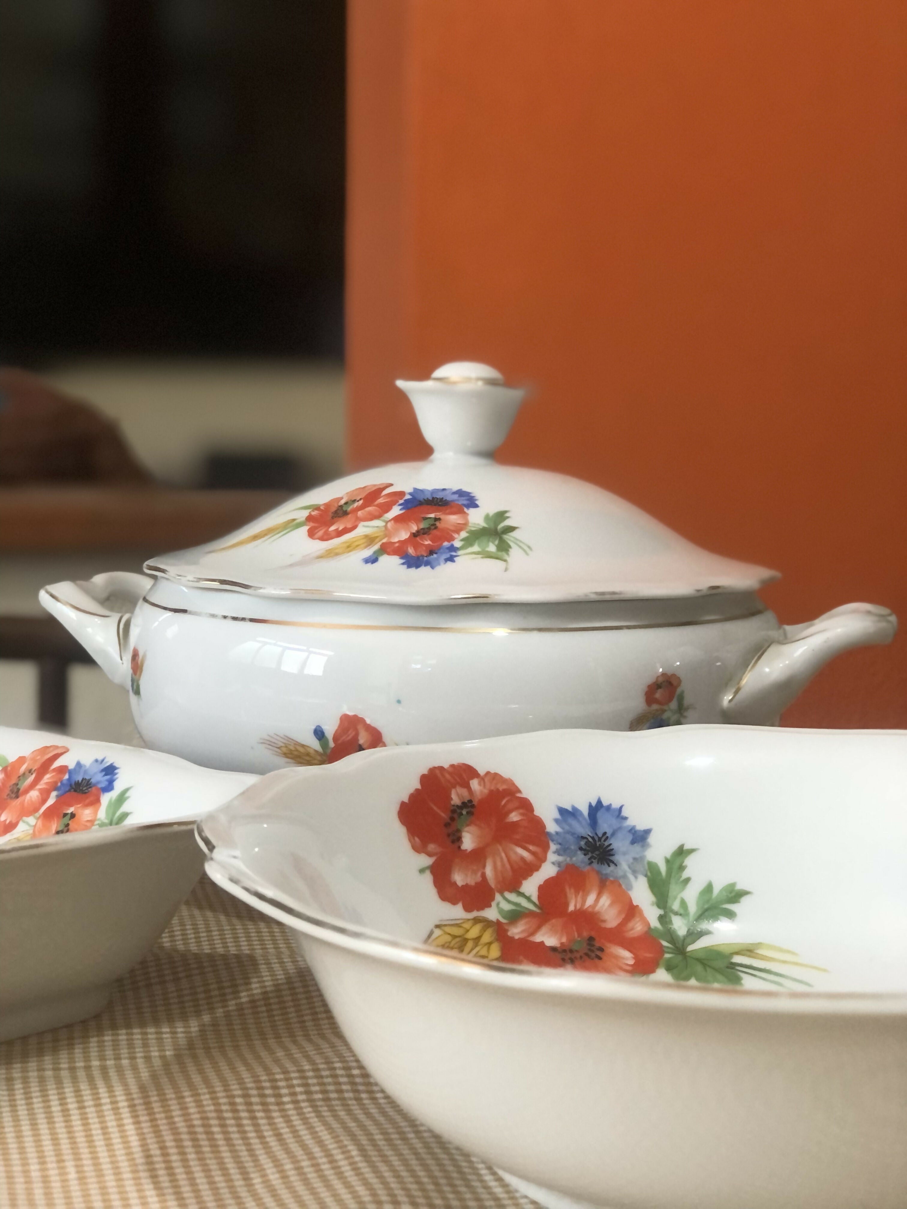Mesa posta com preciosas peças em porcelana alemã