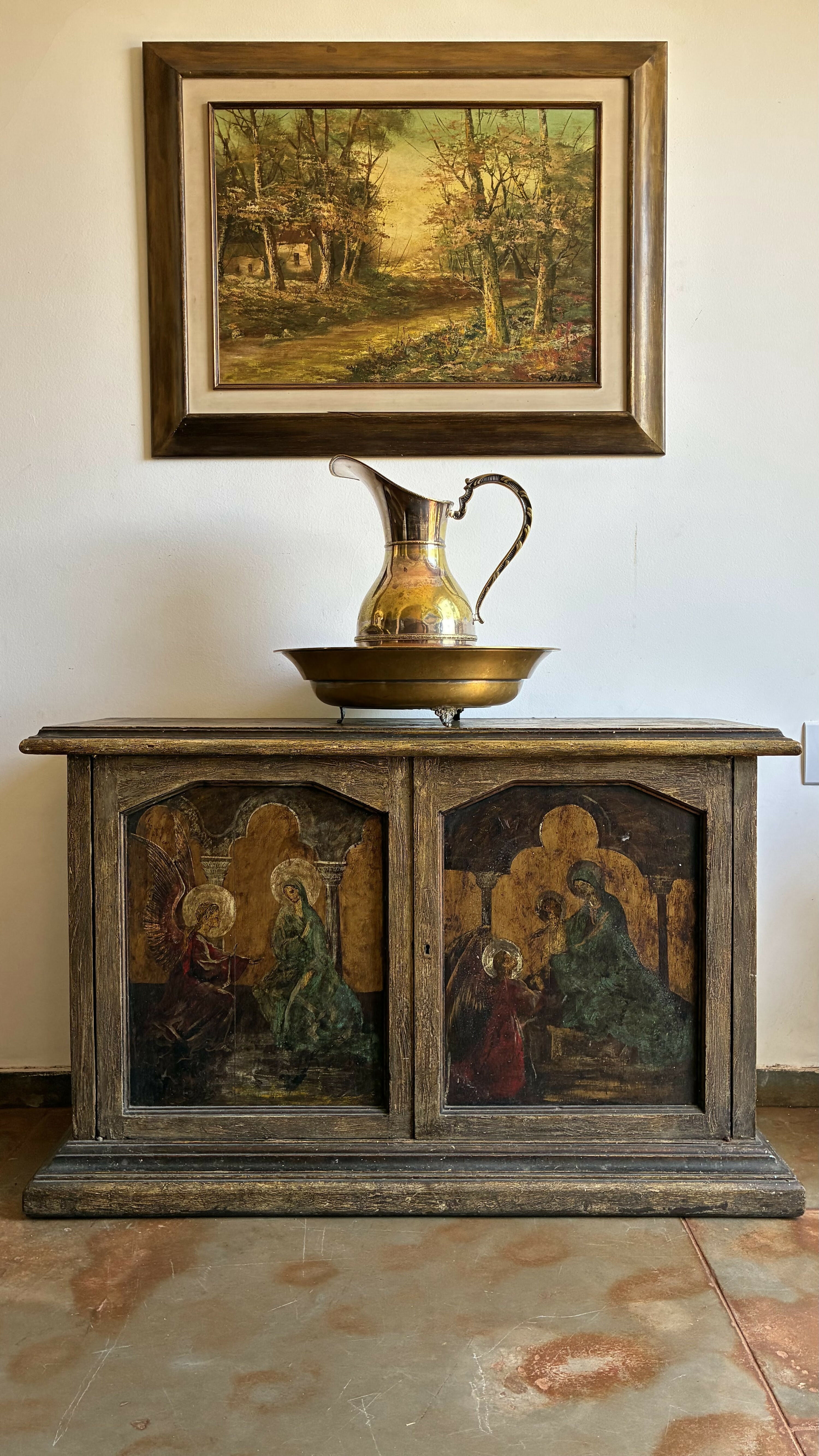 Aparador Antigo com Pinturas Sacras