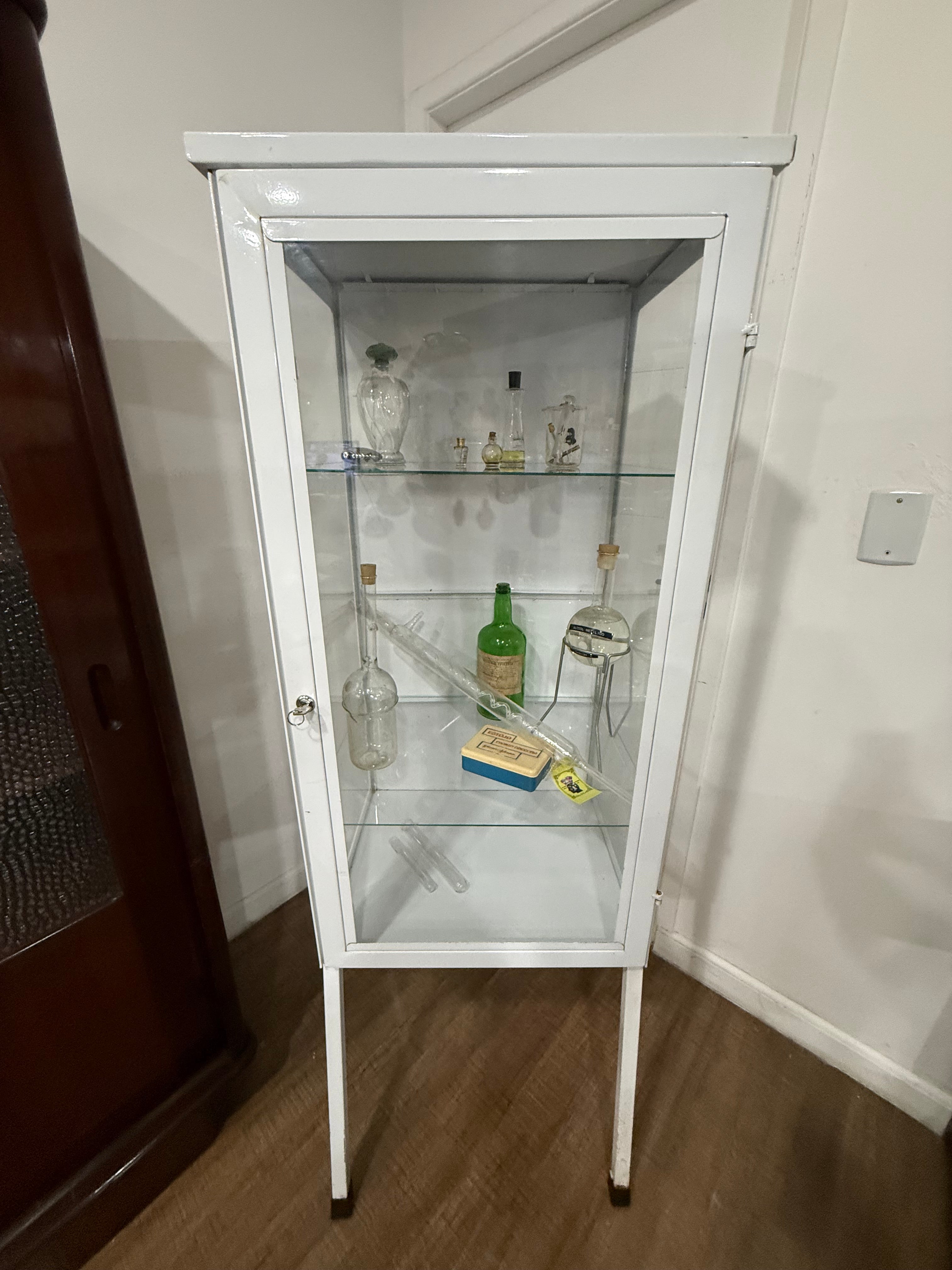 RARA VITRINE FARMACÊUTICA EM METAL BRANCO E VIDRO — DÉCADA DE 1970