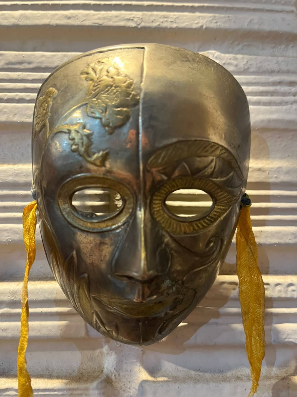 Máscara decorativa em metal com relevos figurativos — 11,5 × 9 cm